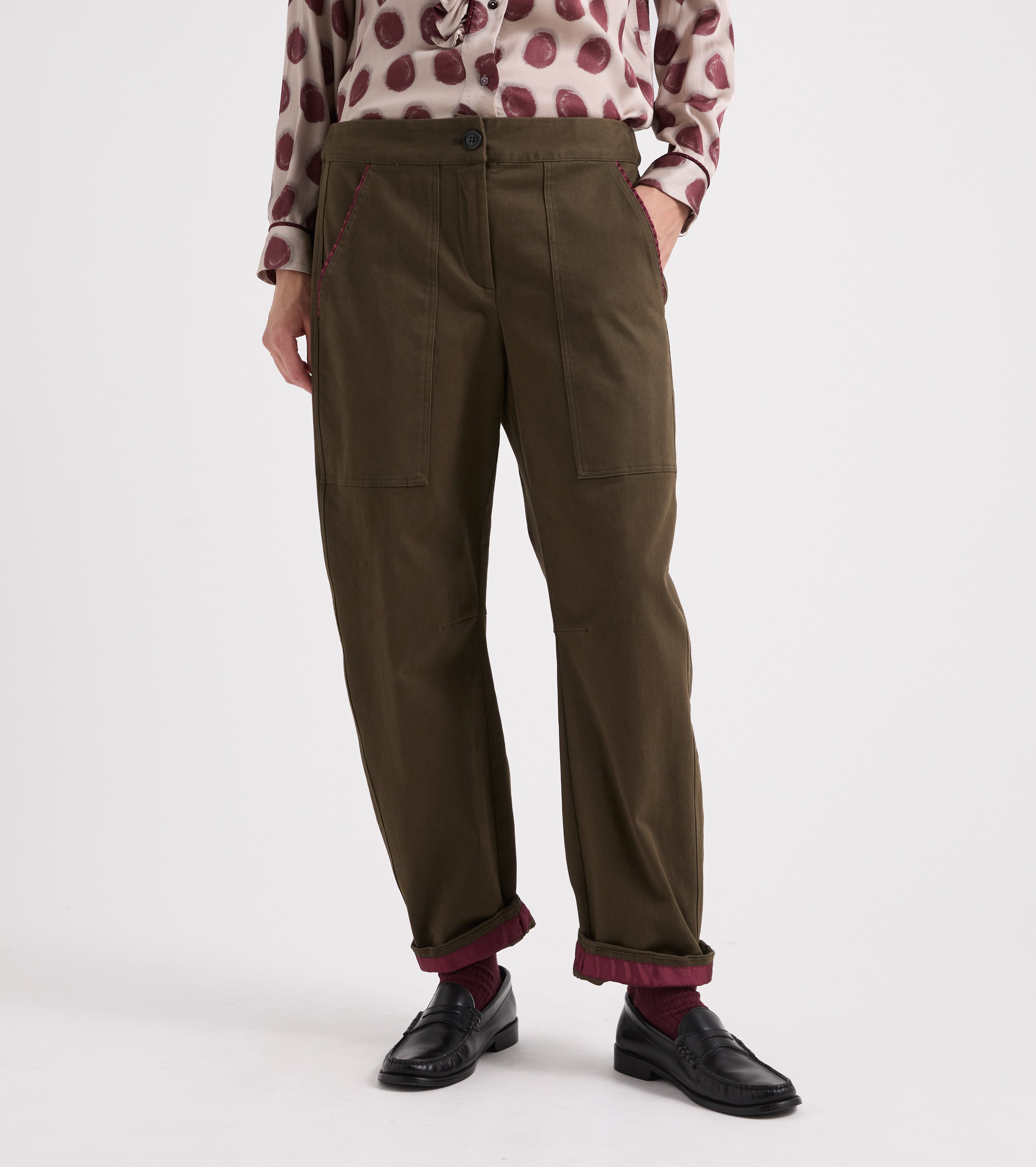 Pantaloni stretch con risvolto nero