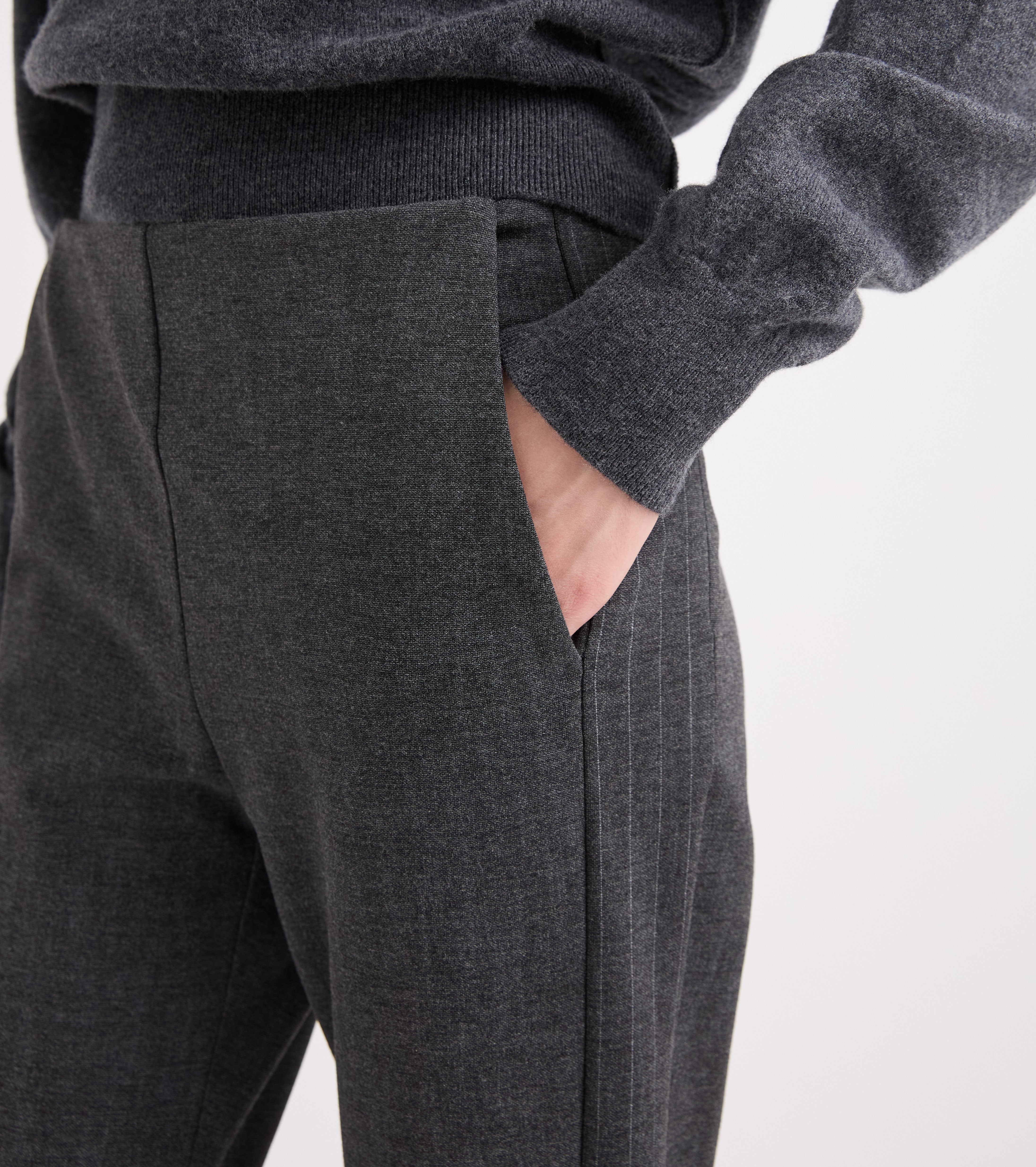 Pantalones acampanados de viscosa a rayas en gris jaspeado