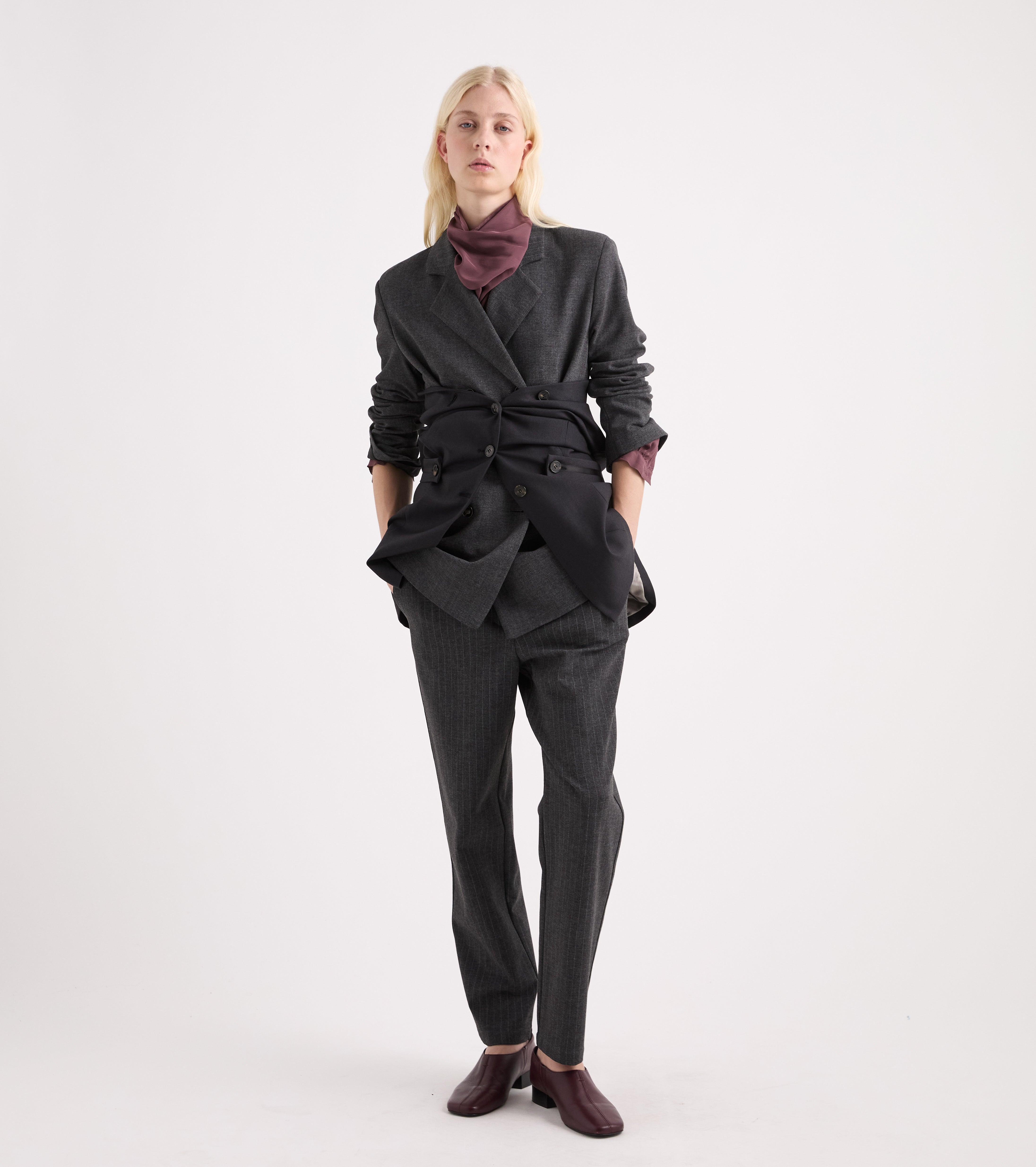 Pantalones cortos de viscosa a rayas en gris jaspeado