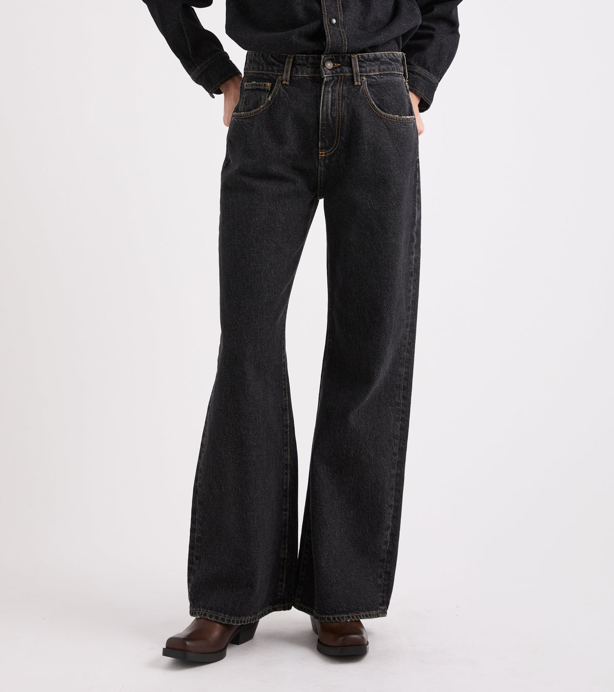 Jeans cinque tasche con dettagli destroyed nero
