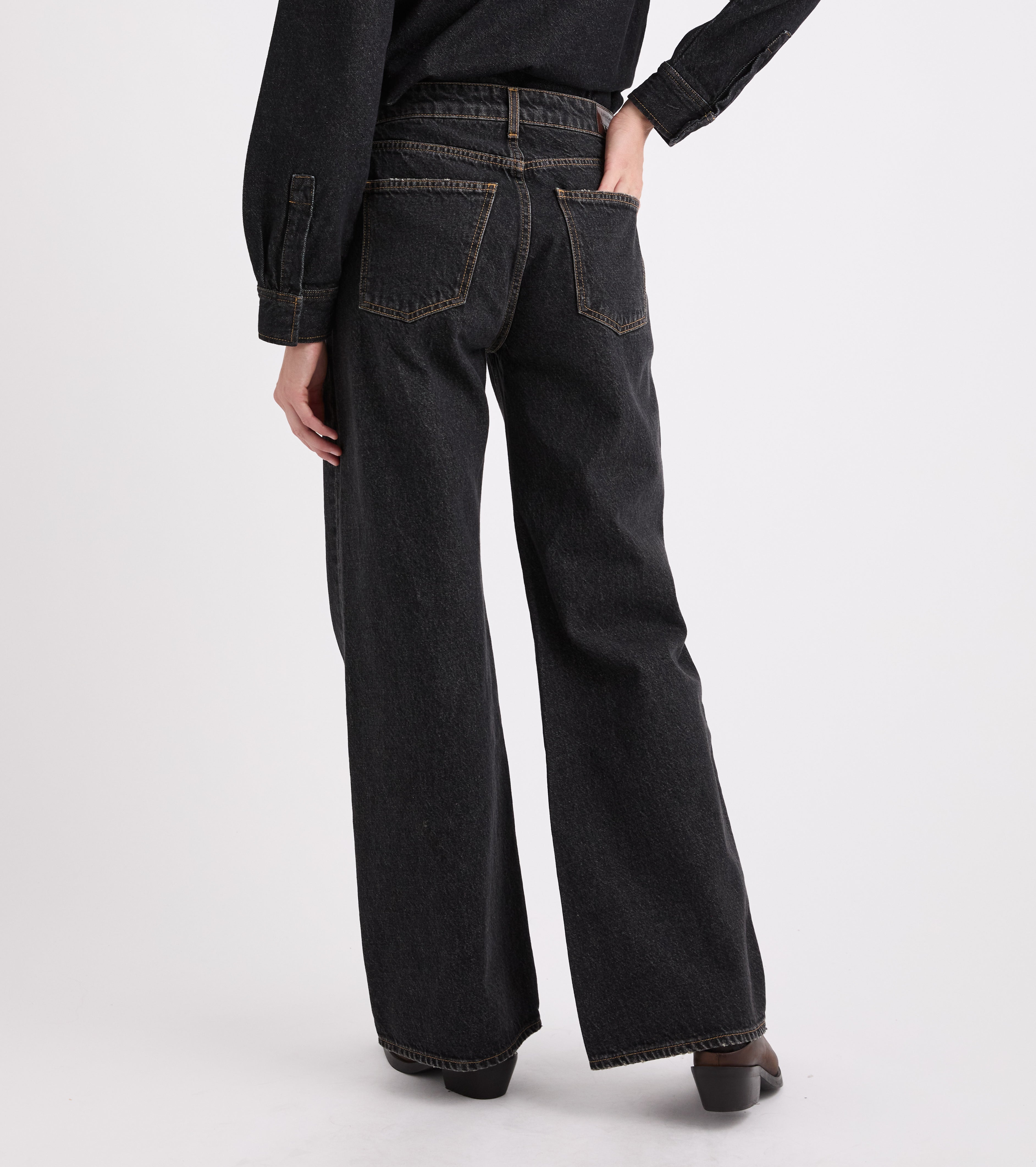 Jeans cinque tasche con dettagli destroyed nero