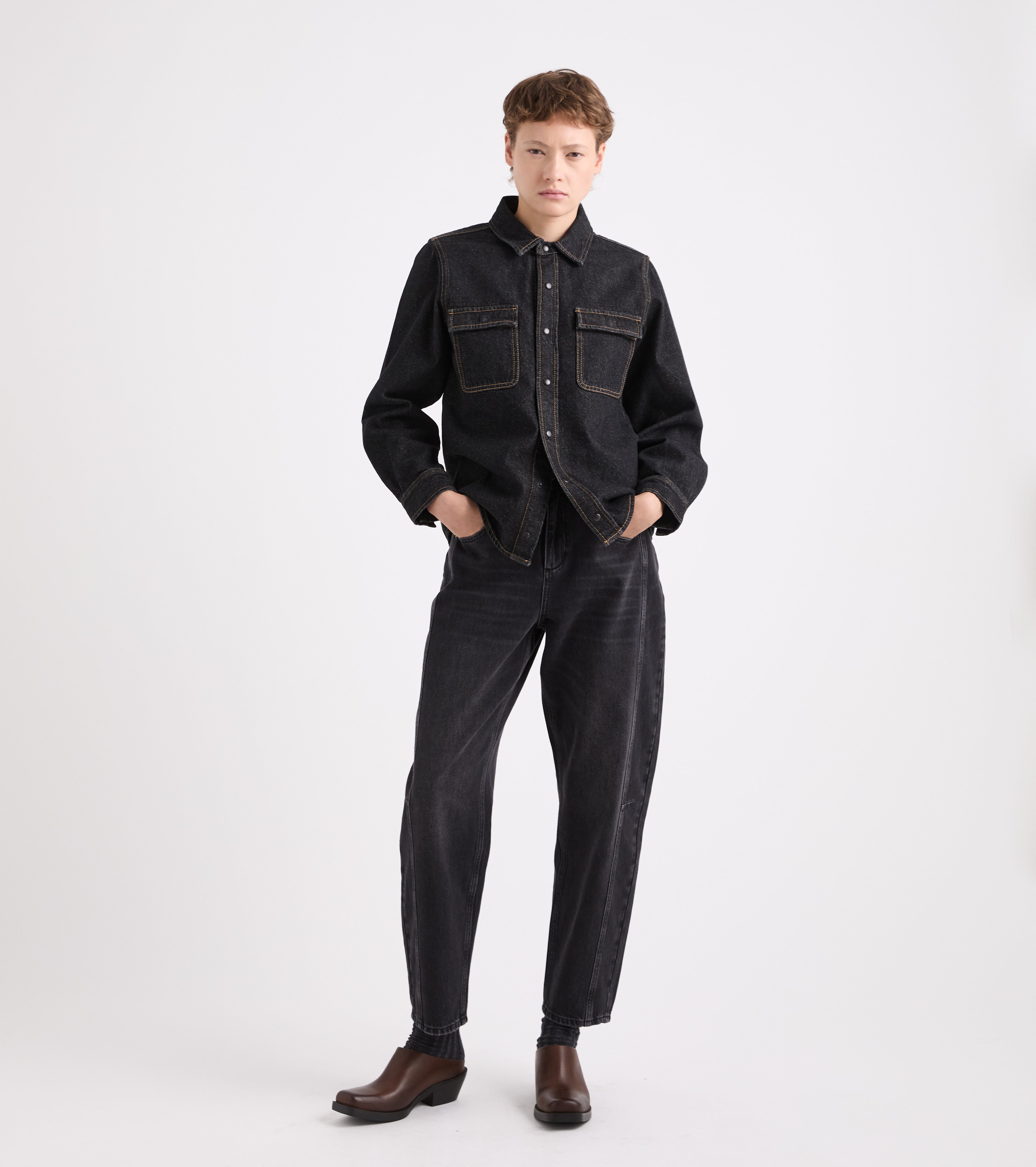 Jeans cropped in cotone effetto used marrone