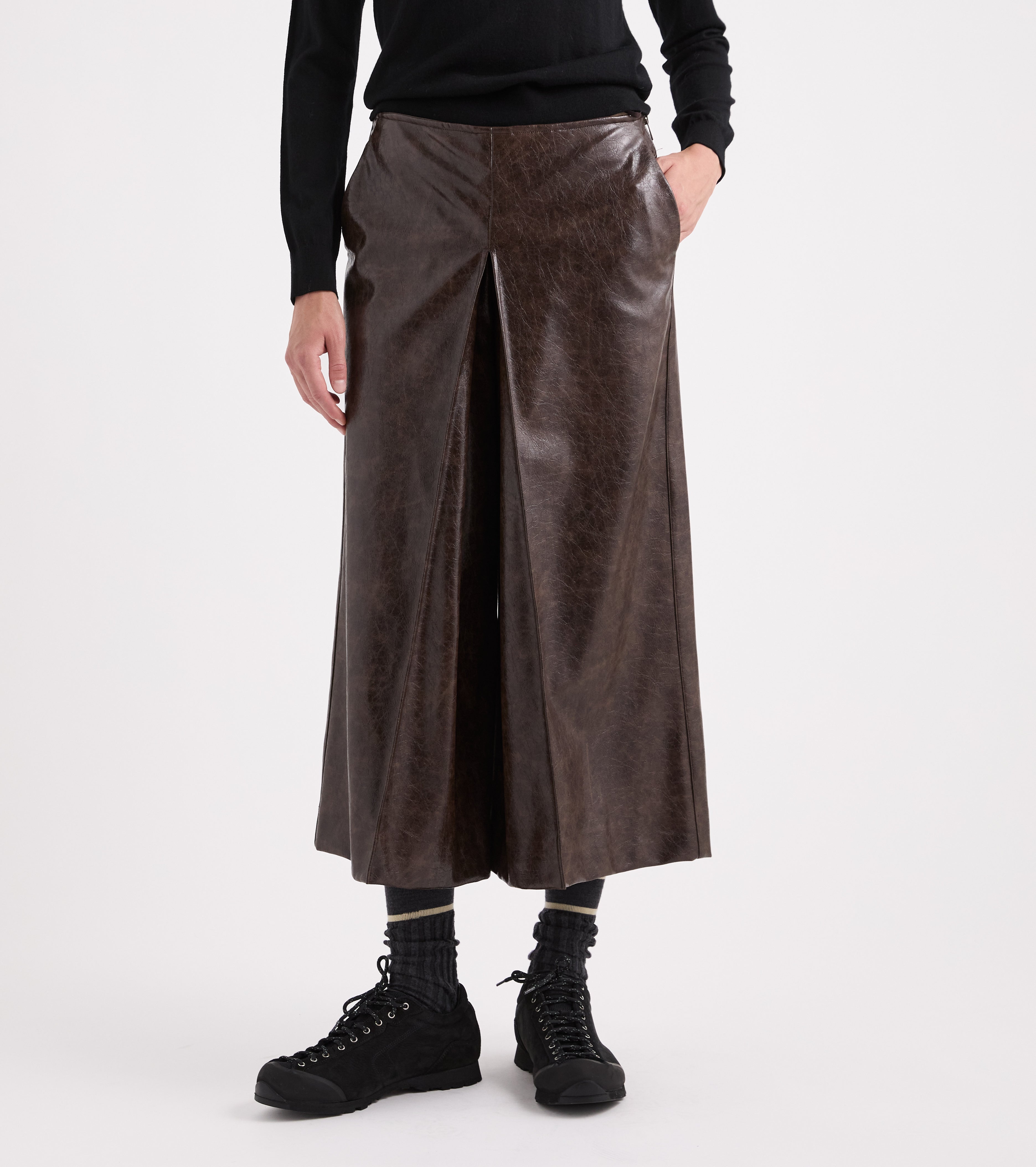 Pantaloni effetto pelle con piega