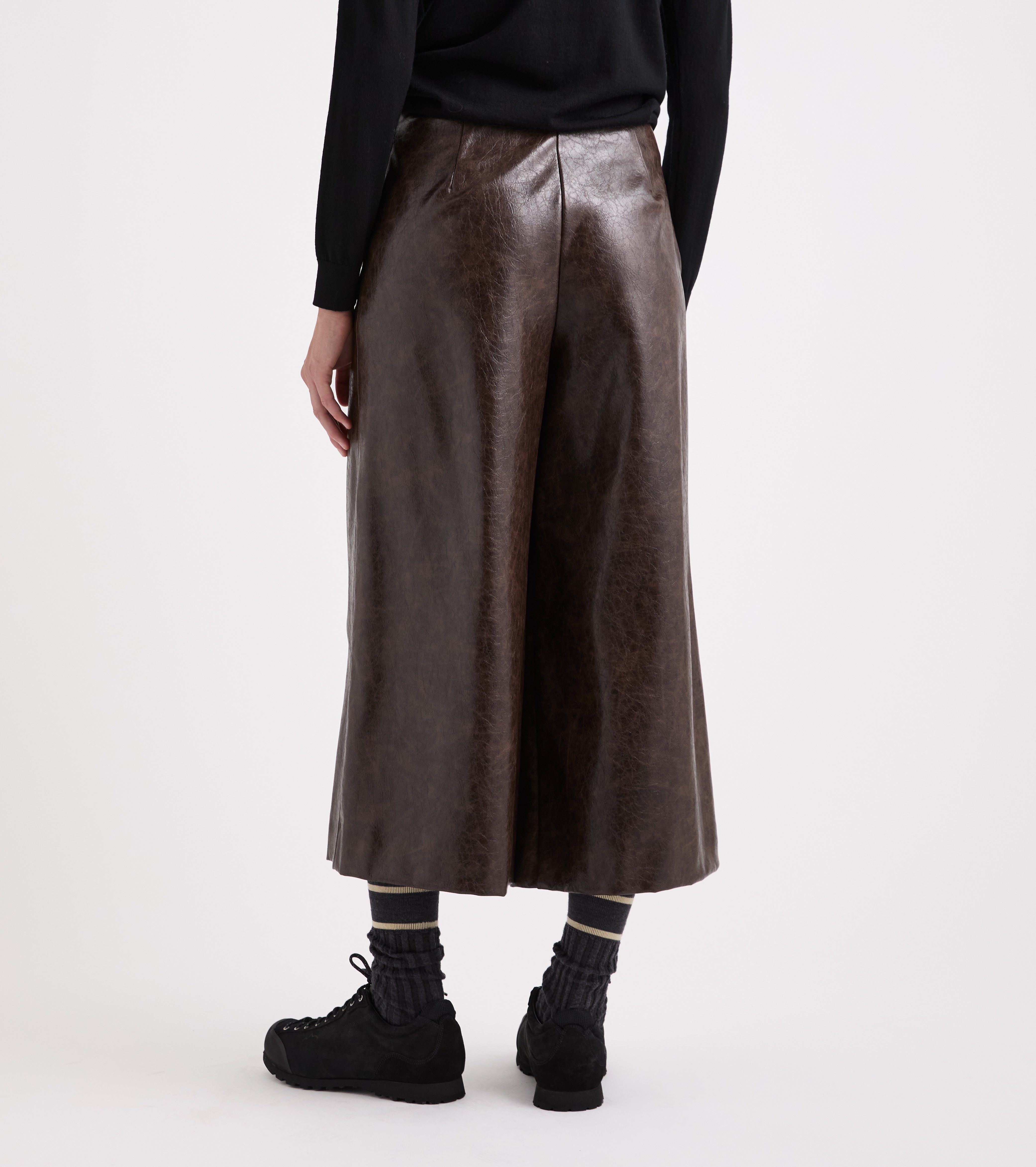 Pantaloni effetto pelle con piega