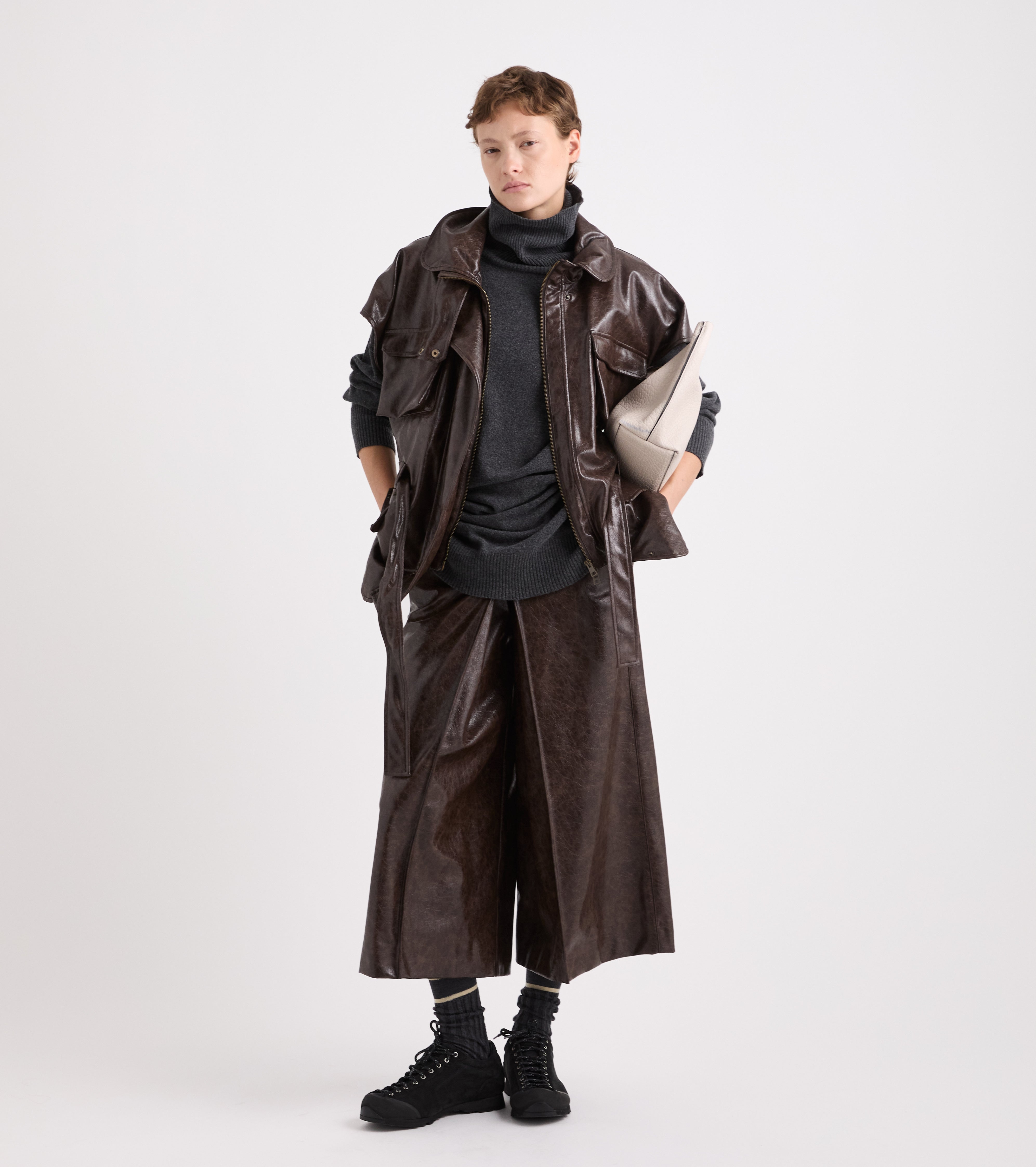 Pantaloni effetto pelle con piega