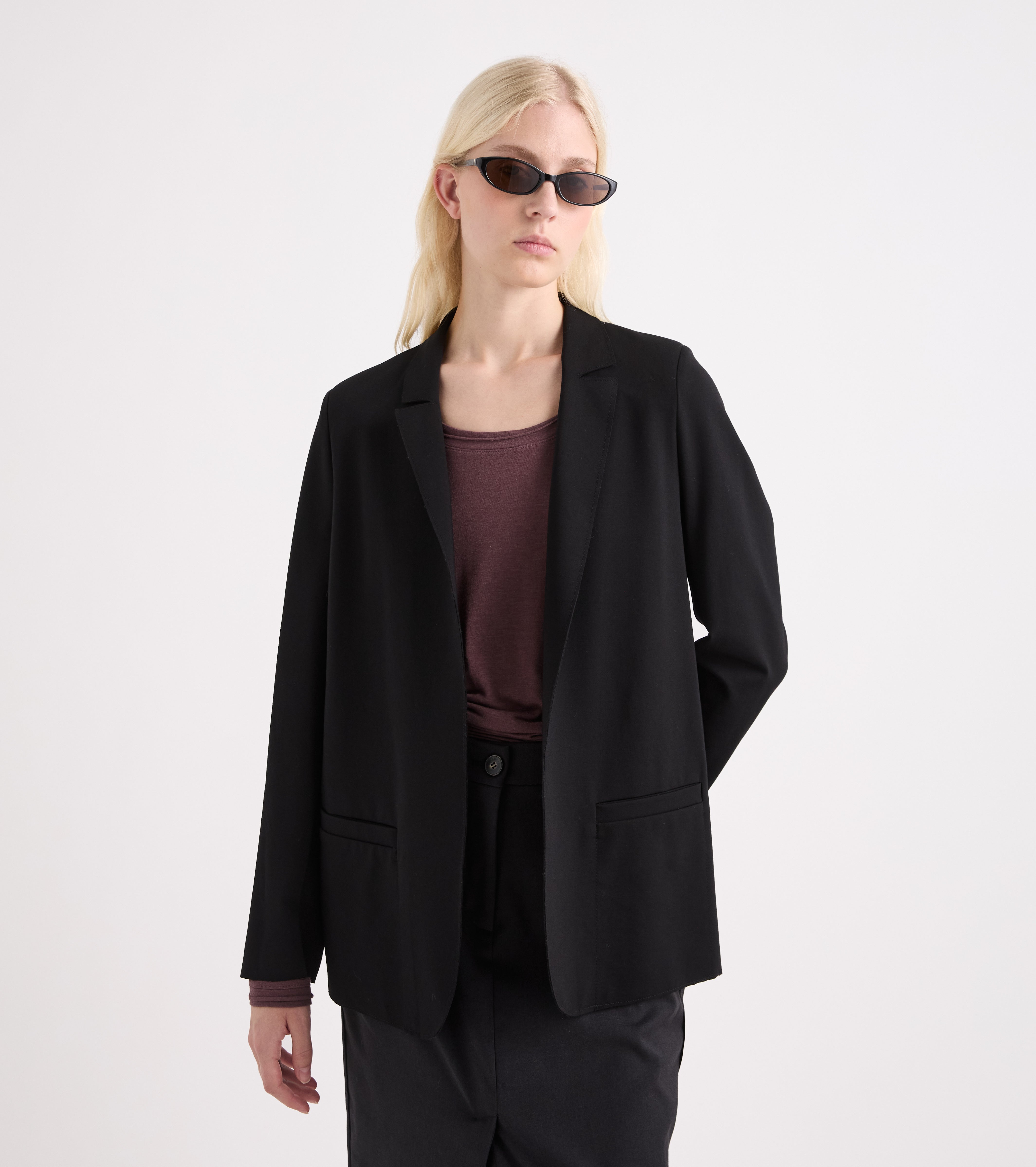 Blazer con bolsillos de ribete negro en forma de diamante