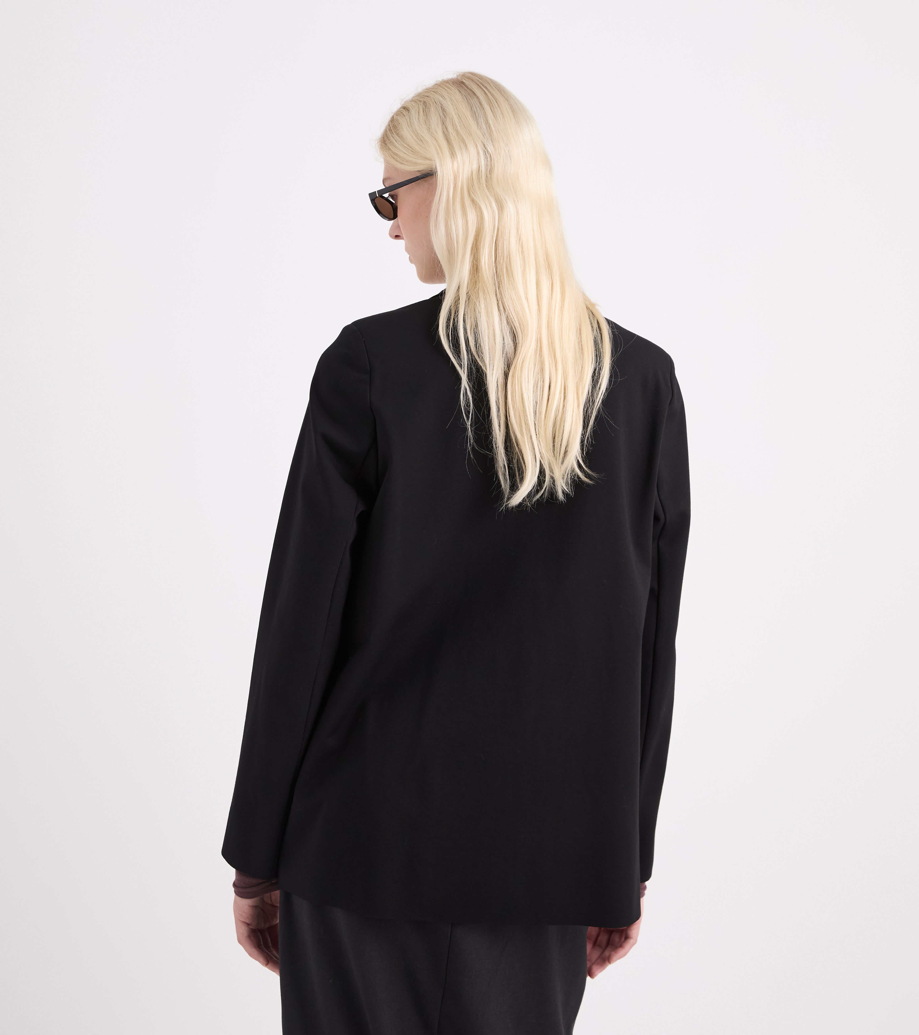 Blazer con bolsillos de ribete negro en forma de diamante
