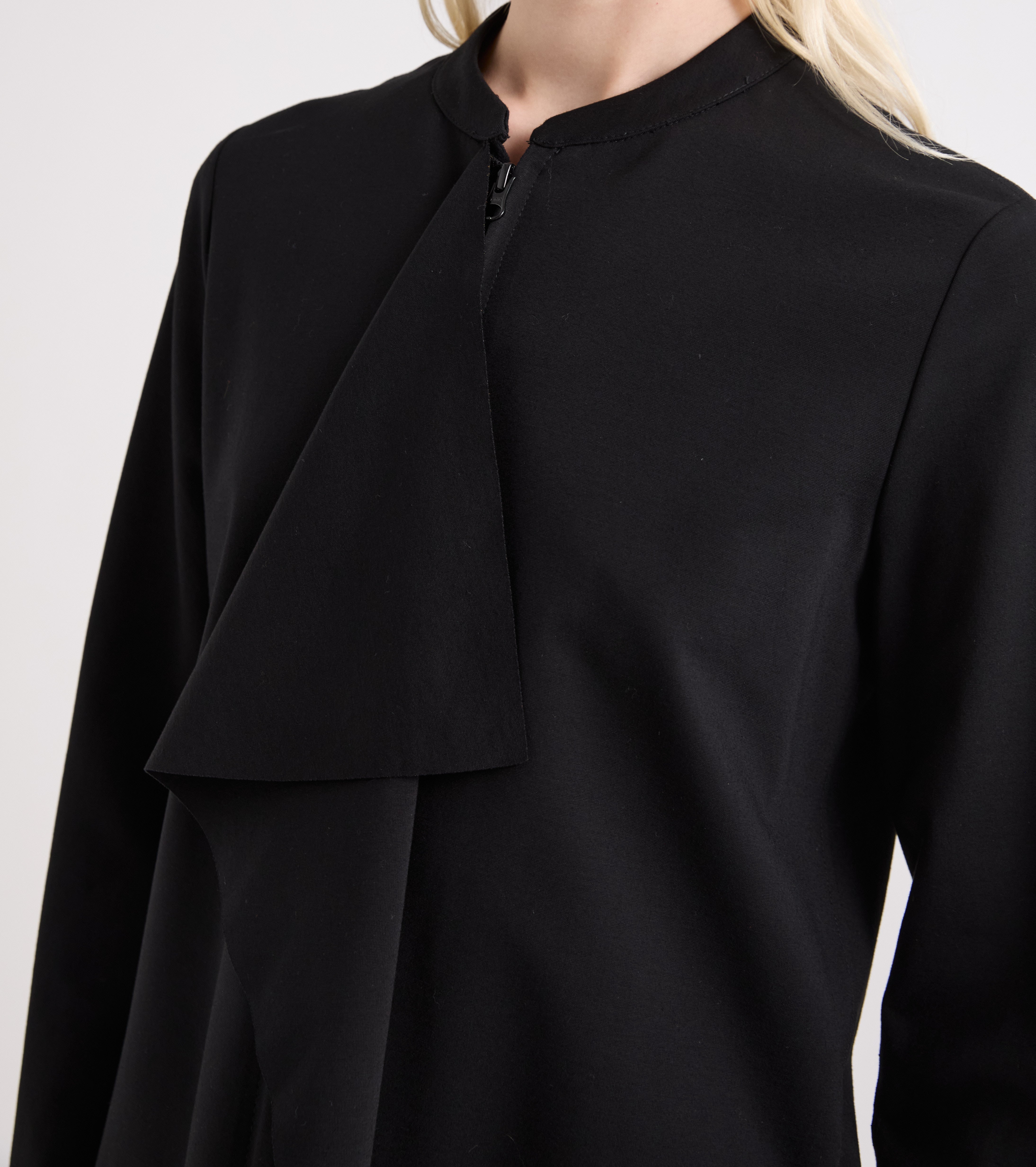Chaqueta elástica con cremallera en negro diamante