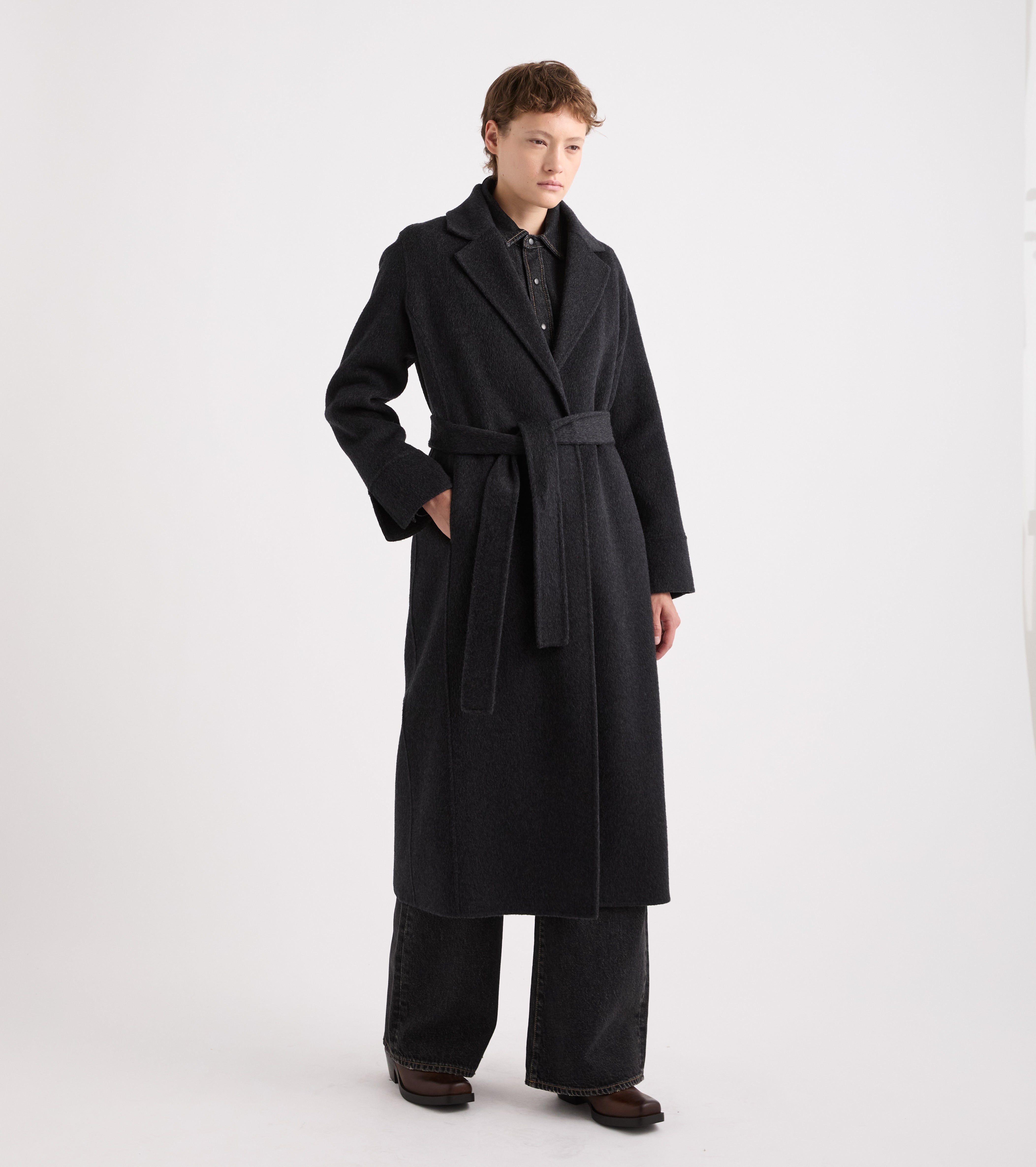 Cappotto con revers e cintura bianco e nero