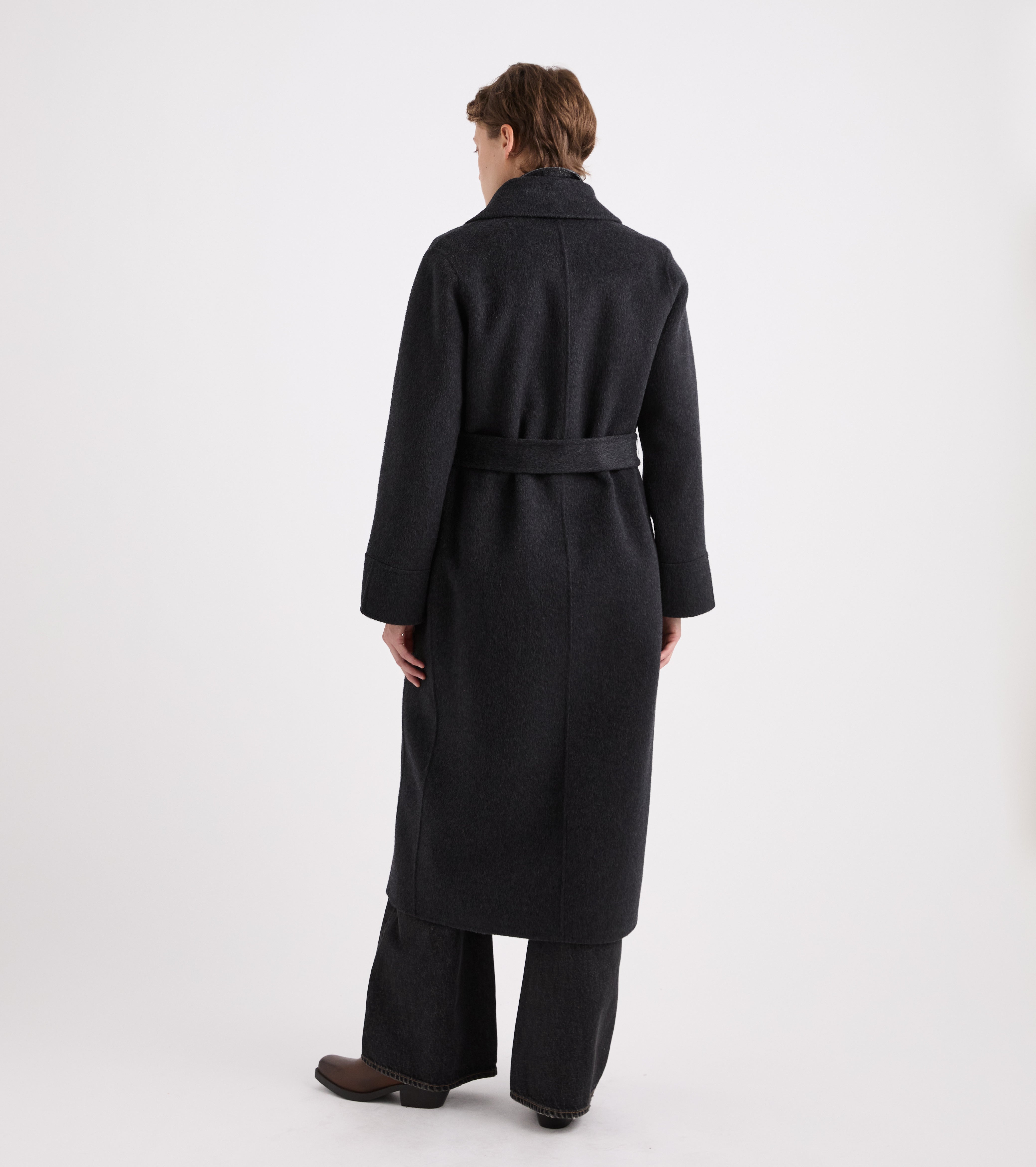 Cappotto con revers e cintura bianco e nero