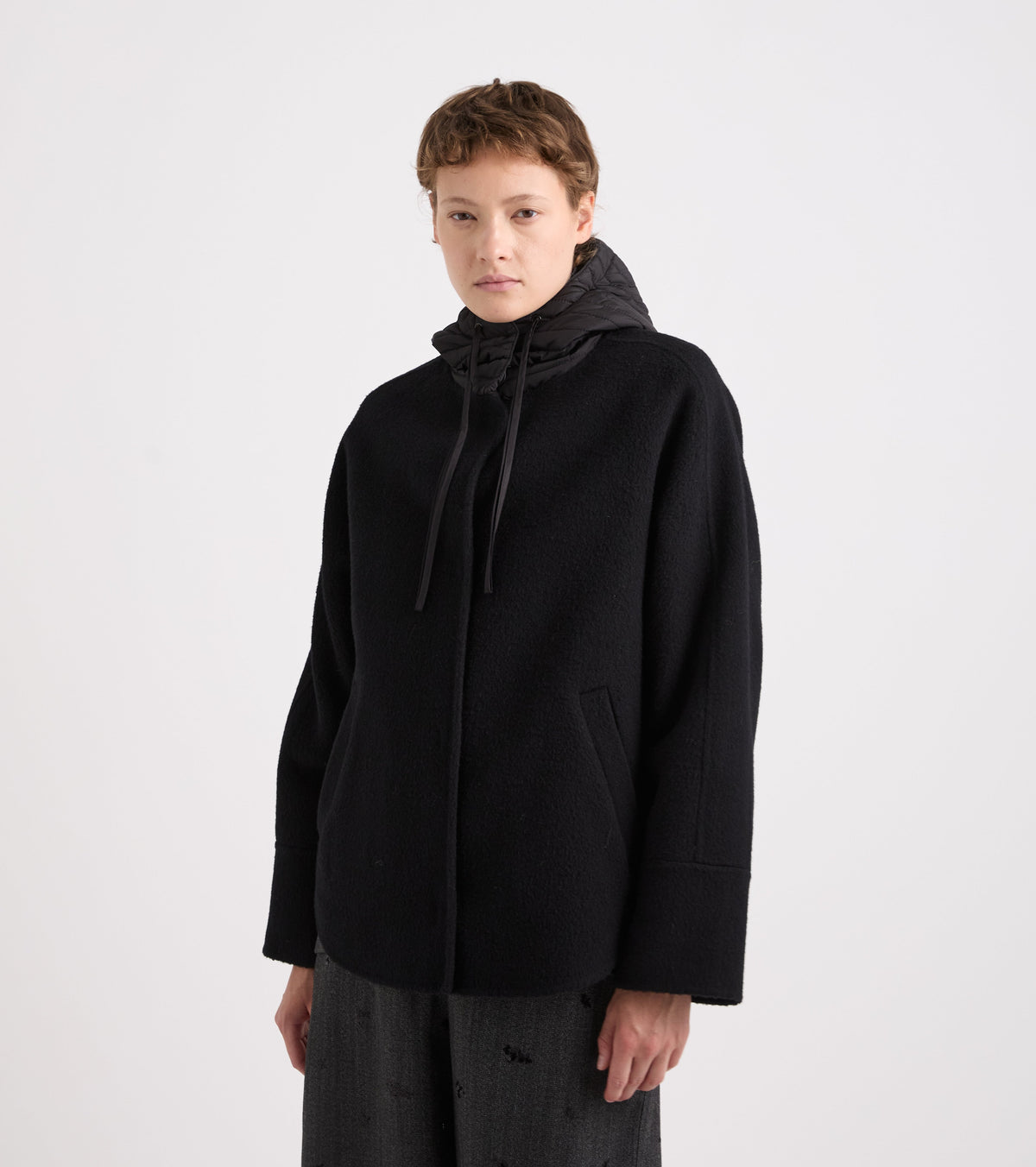 Cappotto con cappuccio in nylon bianco e nero