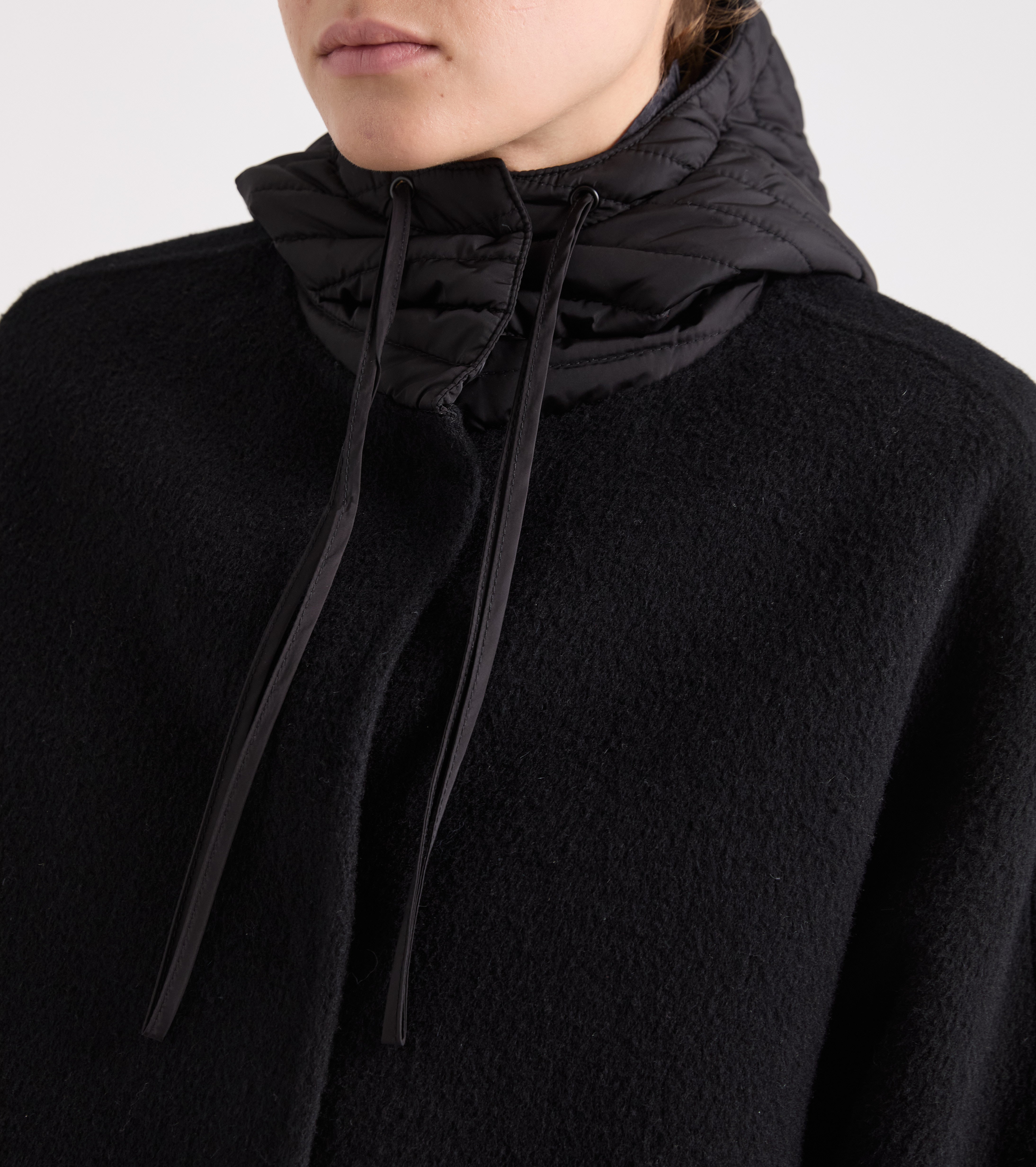 Cappotto con cappuccio in nylon bianco e nero