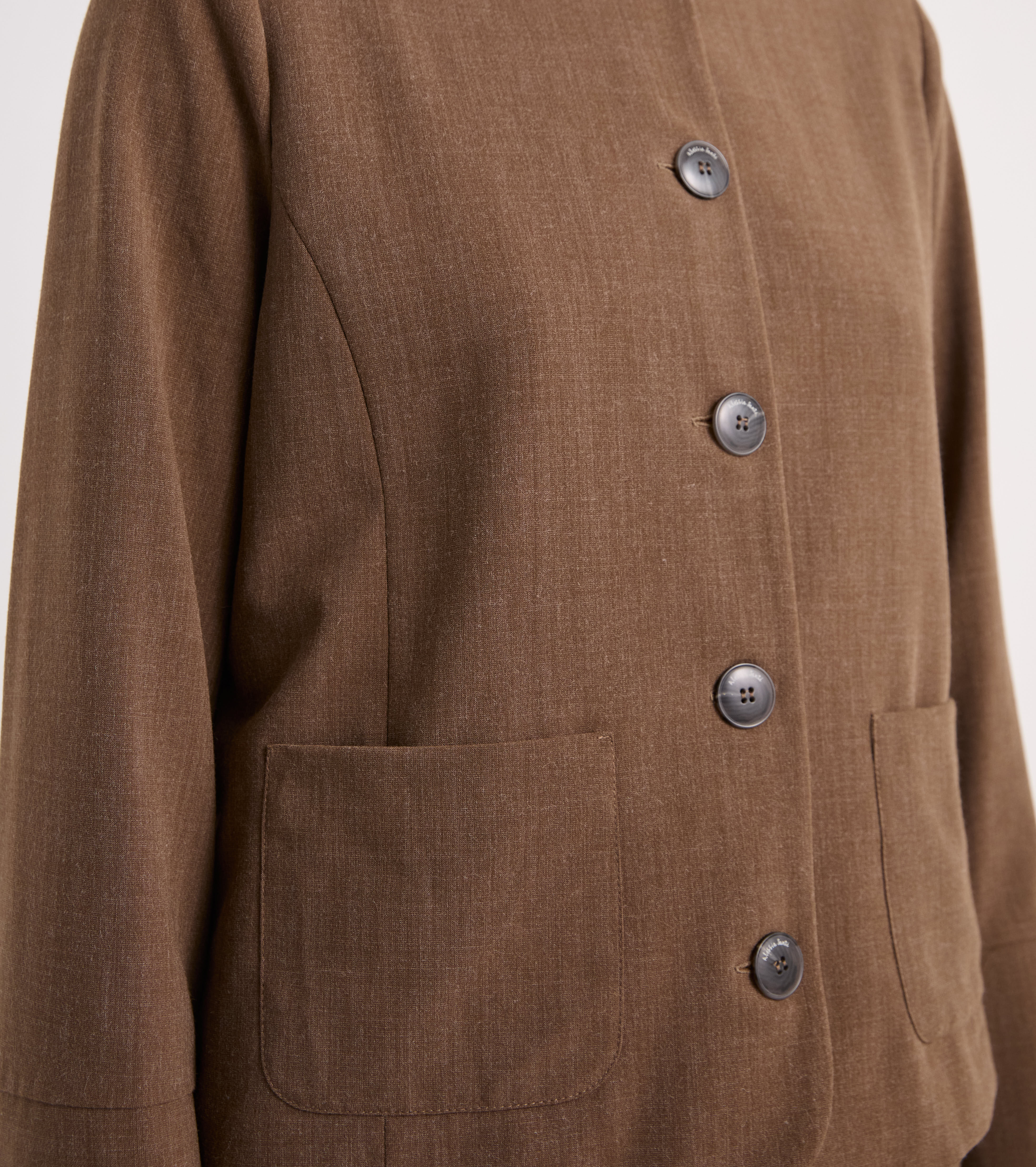 Chaqueta elástica con cuello coreano en color coñac