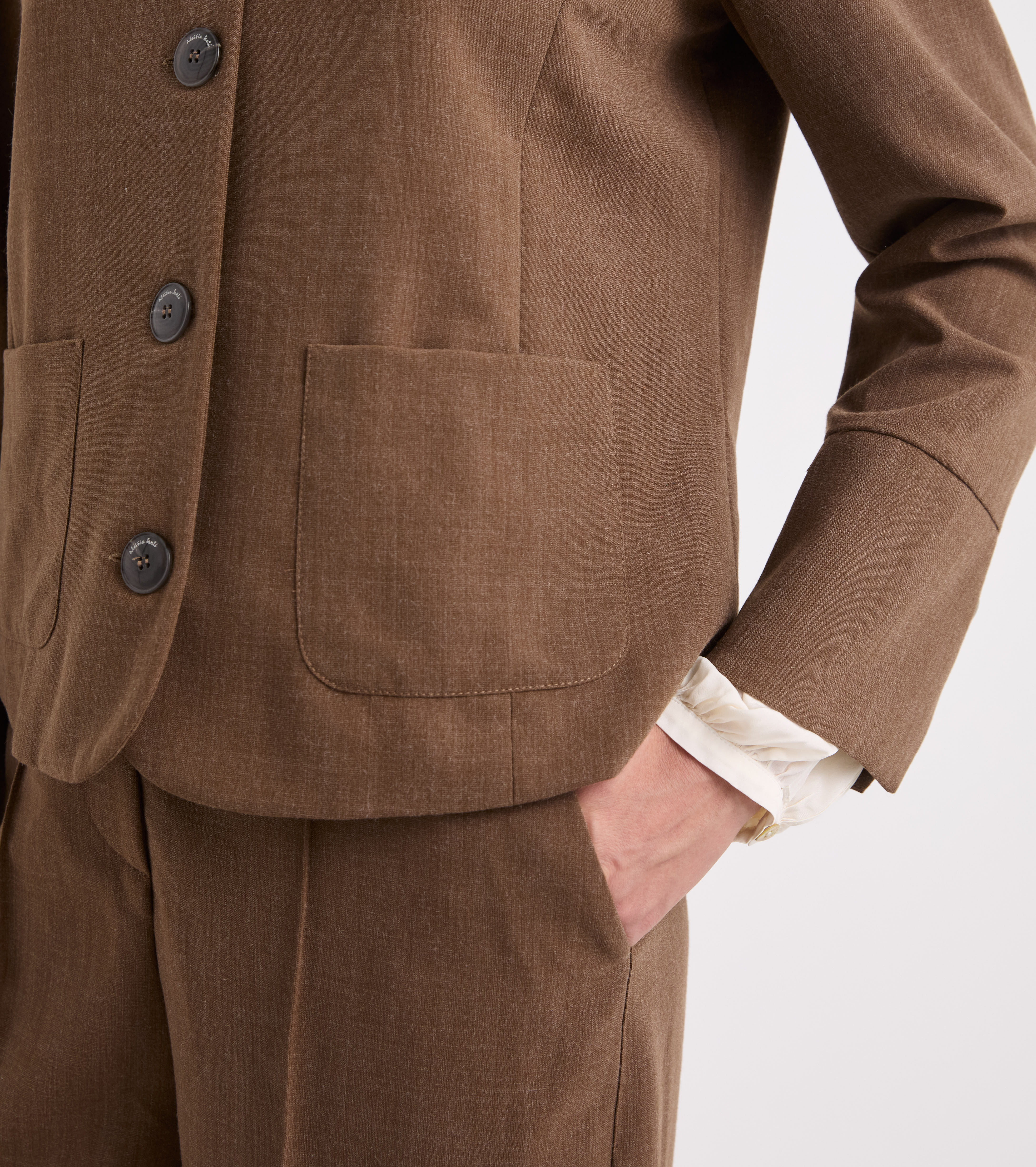 Chaqueta elástica con cuello coreano en color coñac