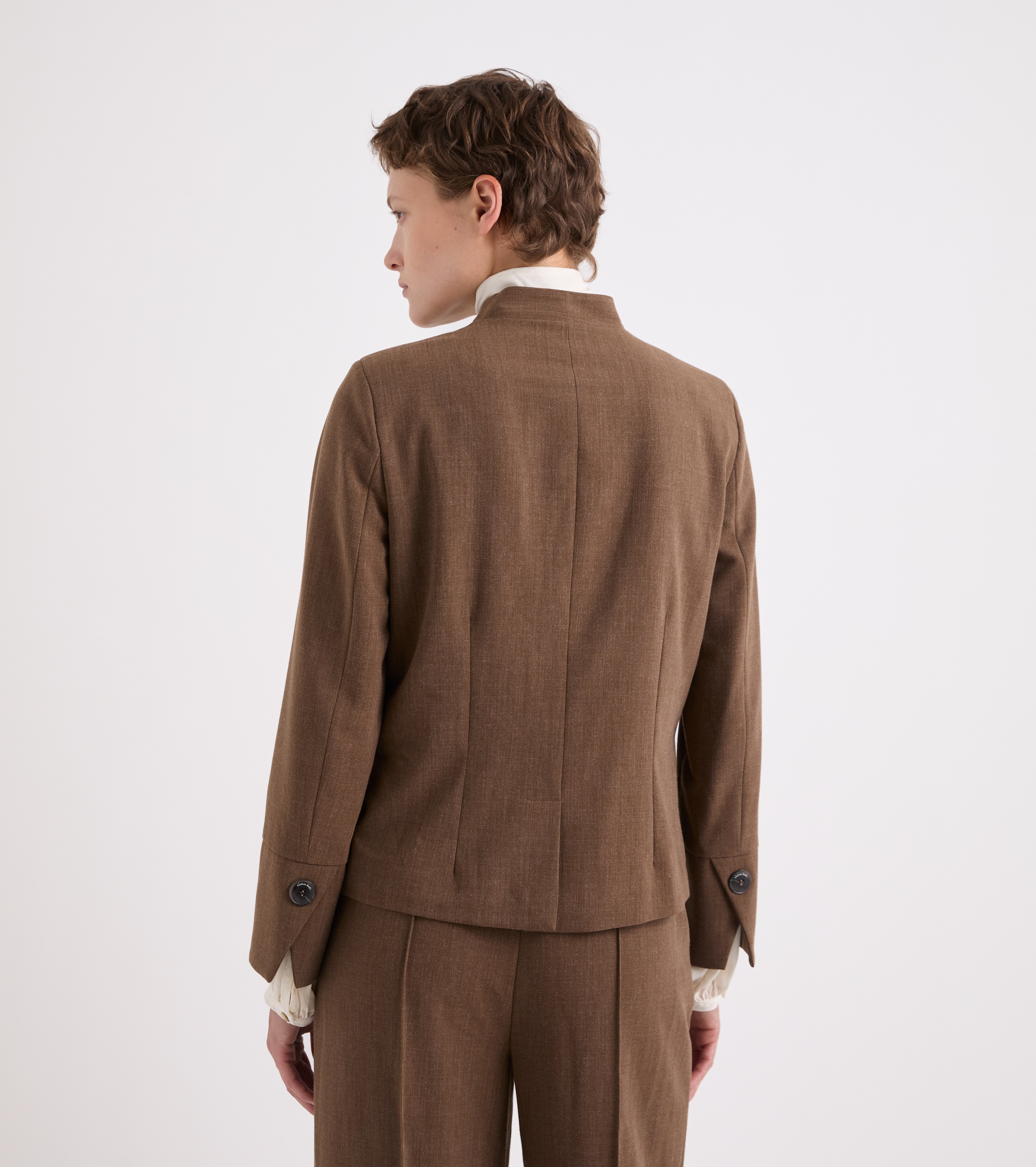 Chaqueta elástica con cuello coreano en color coñac