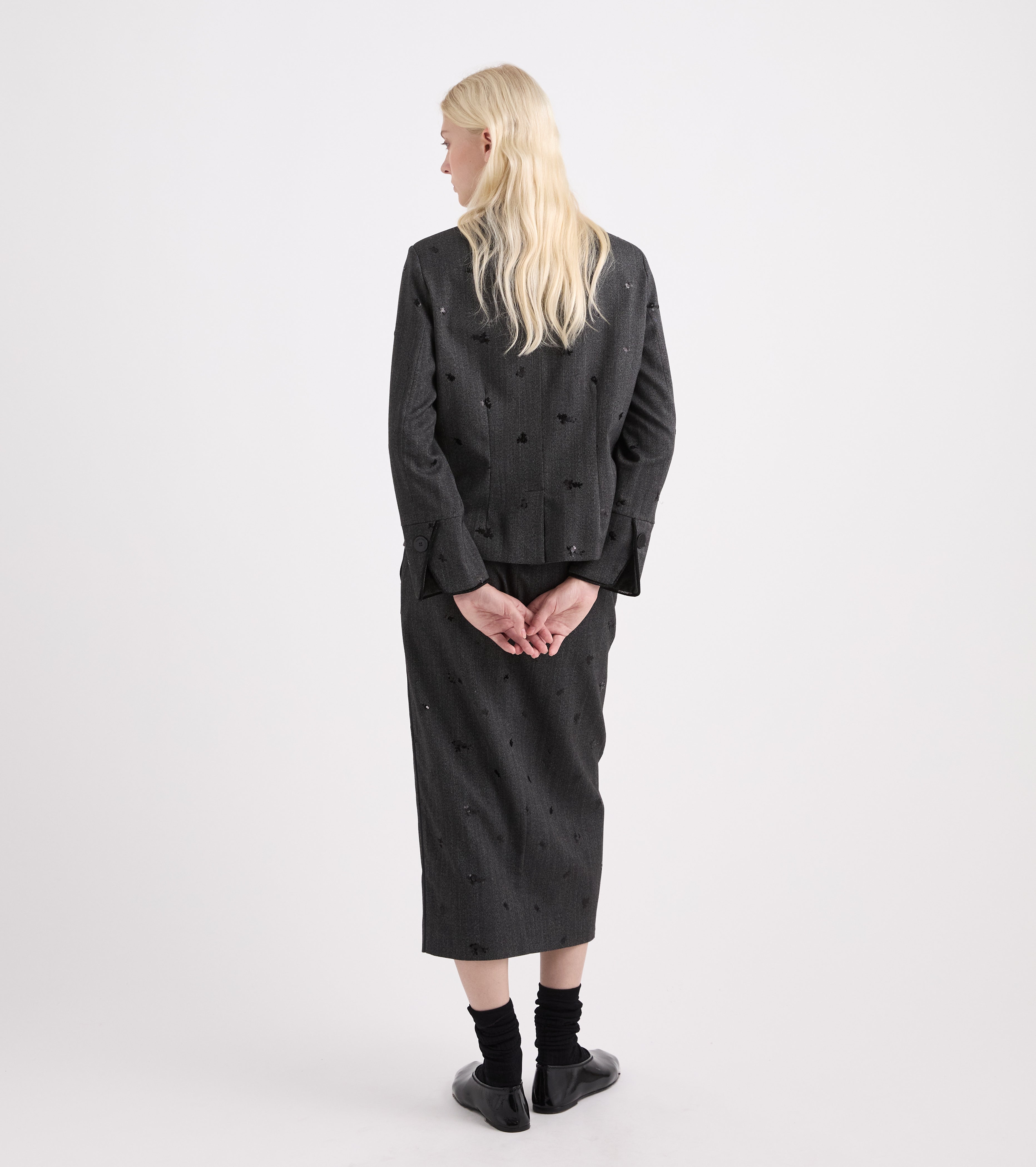 Chaqueta elástica con bordados y botones en tonos sal y pimienta
