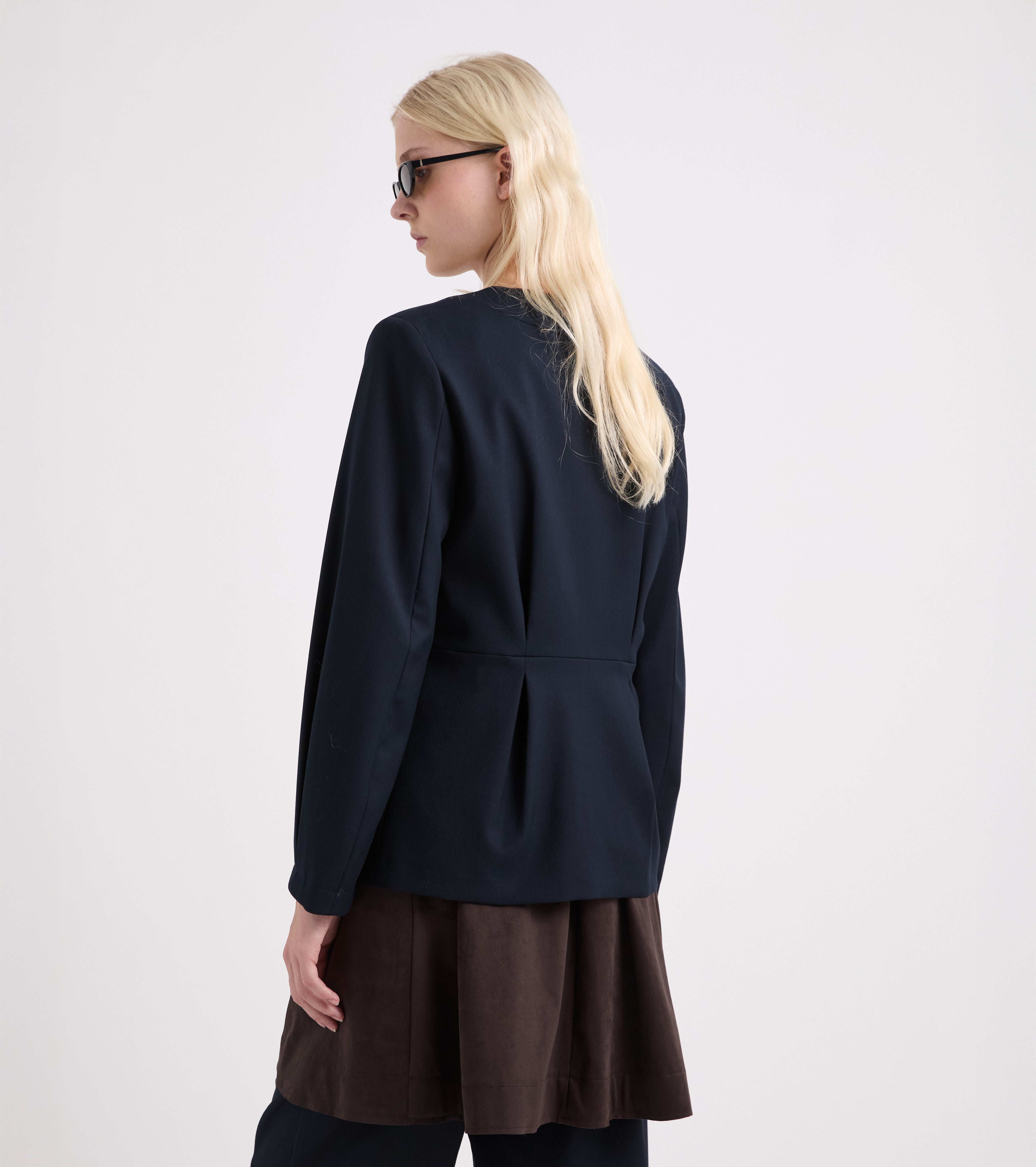 Chaqueta de viscosa elástica con botón color abismo