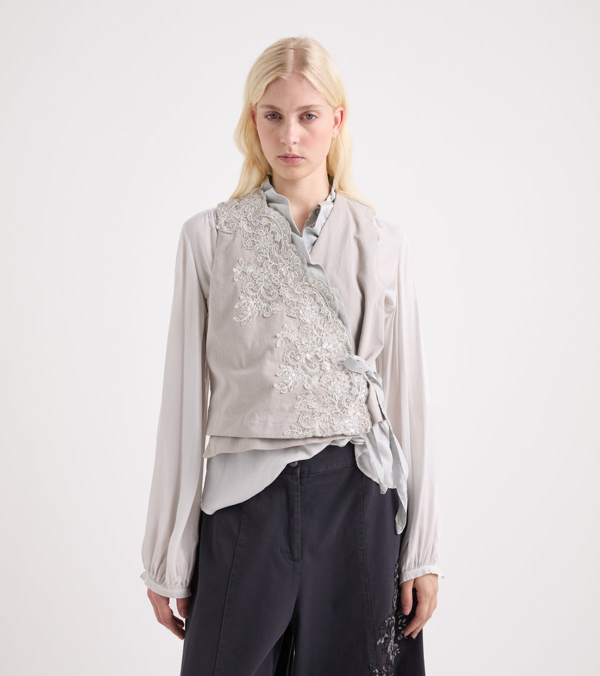 Gilet stretch con pizzo e rouches bianco e nero