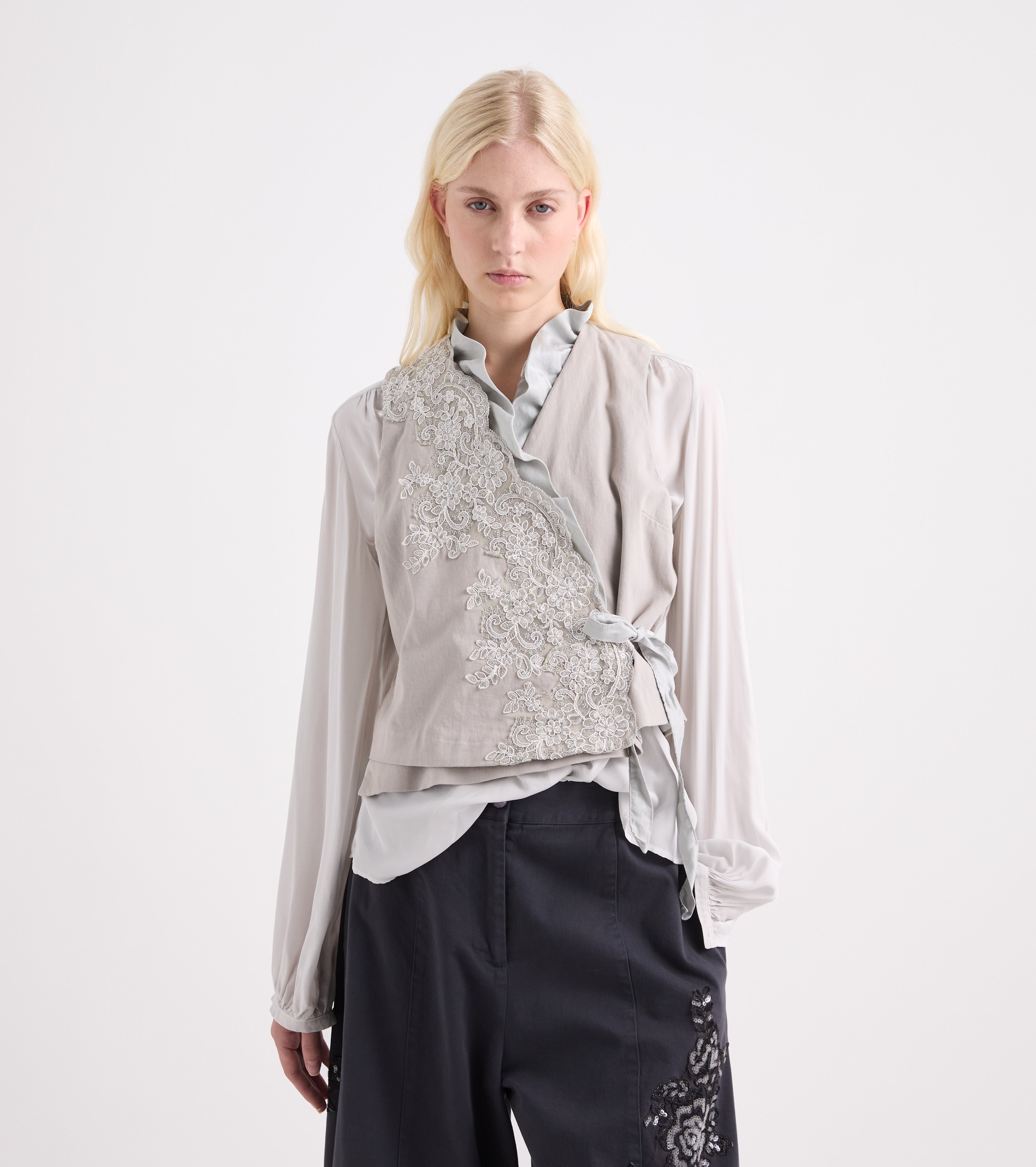 Gilet stretch con pizzo e rouches bianco e nero