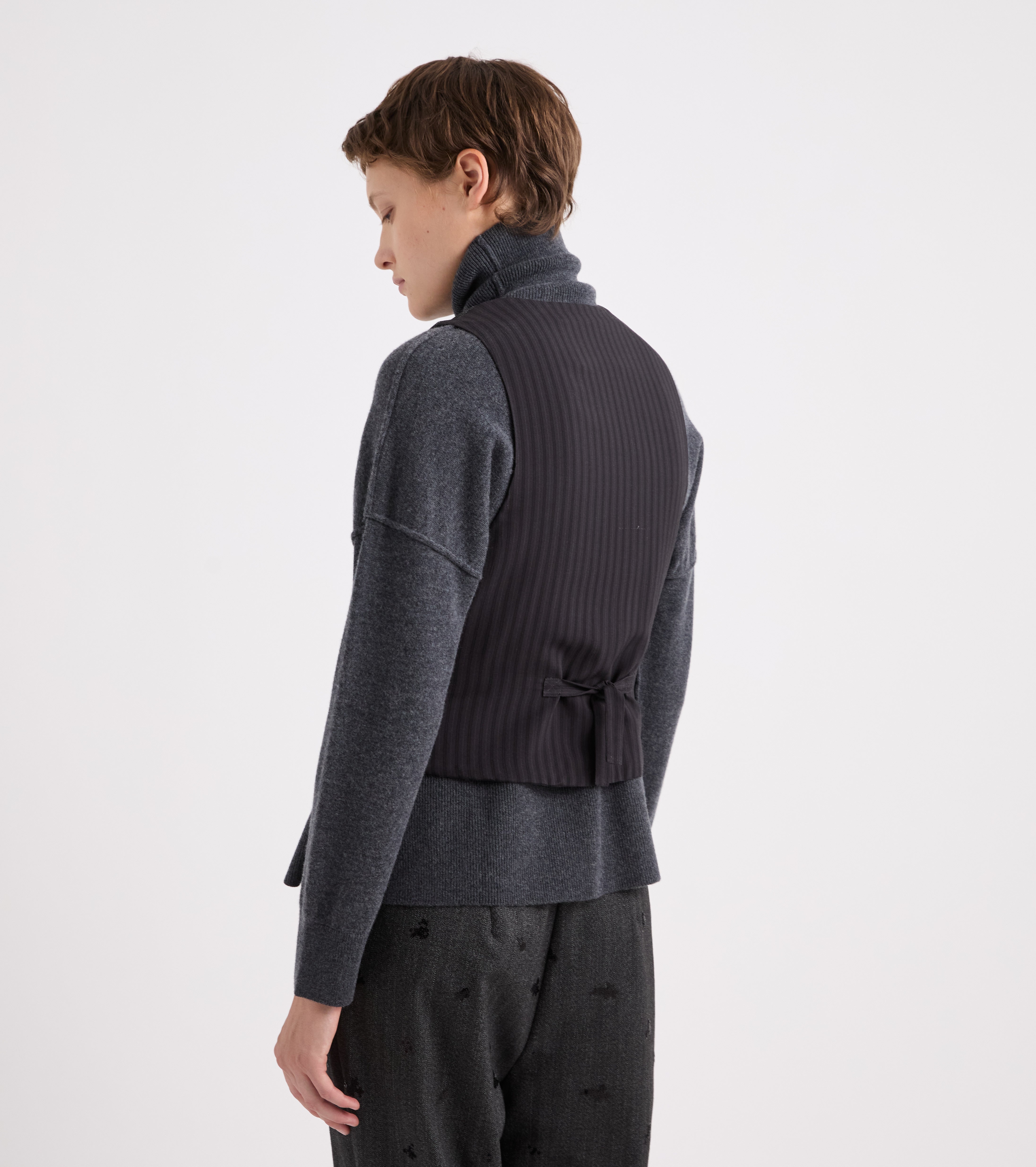 Gilet con scollo a V e ricami nero