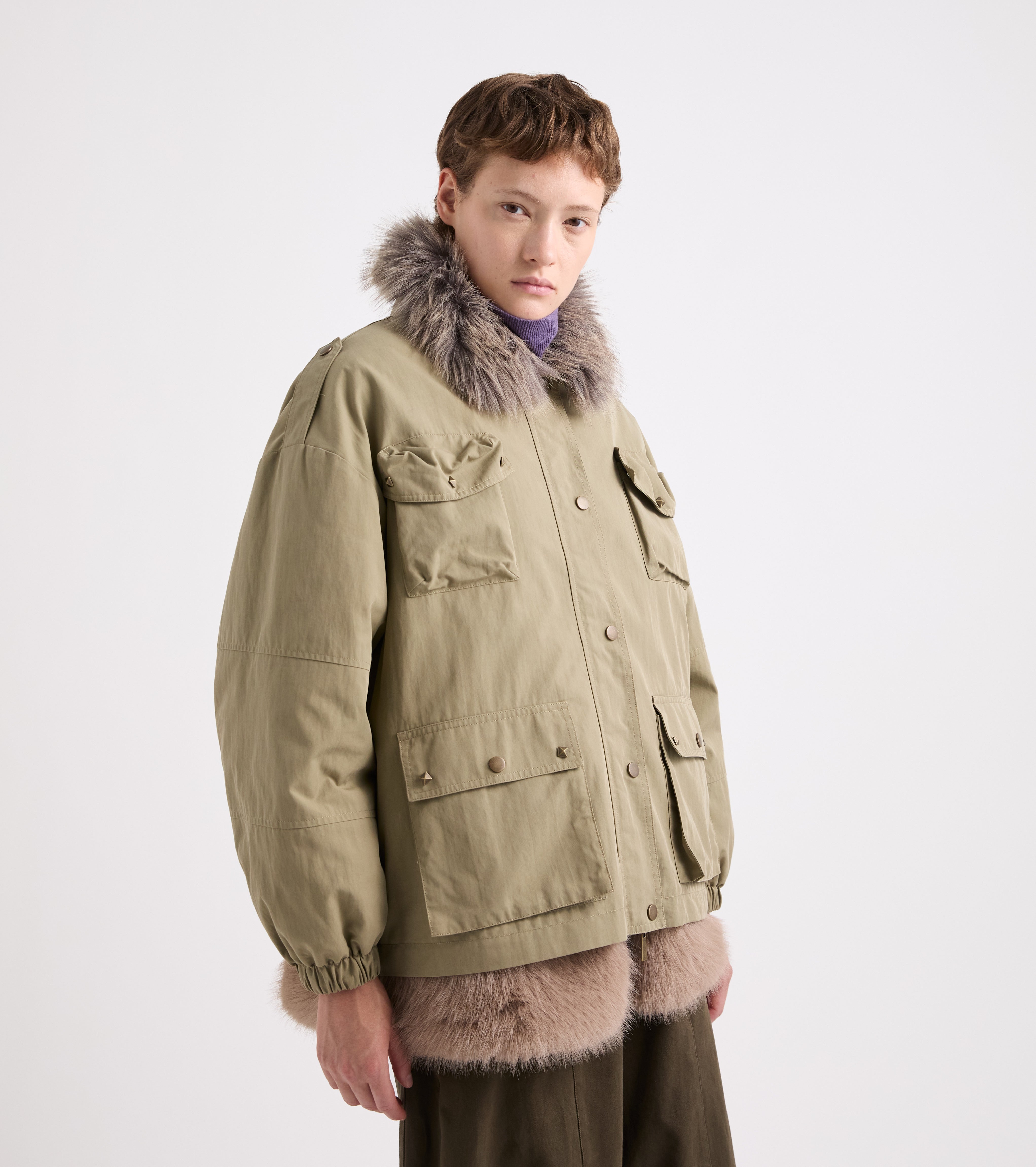 Chaqueta con cuello de camisa y insignias de color caqui