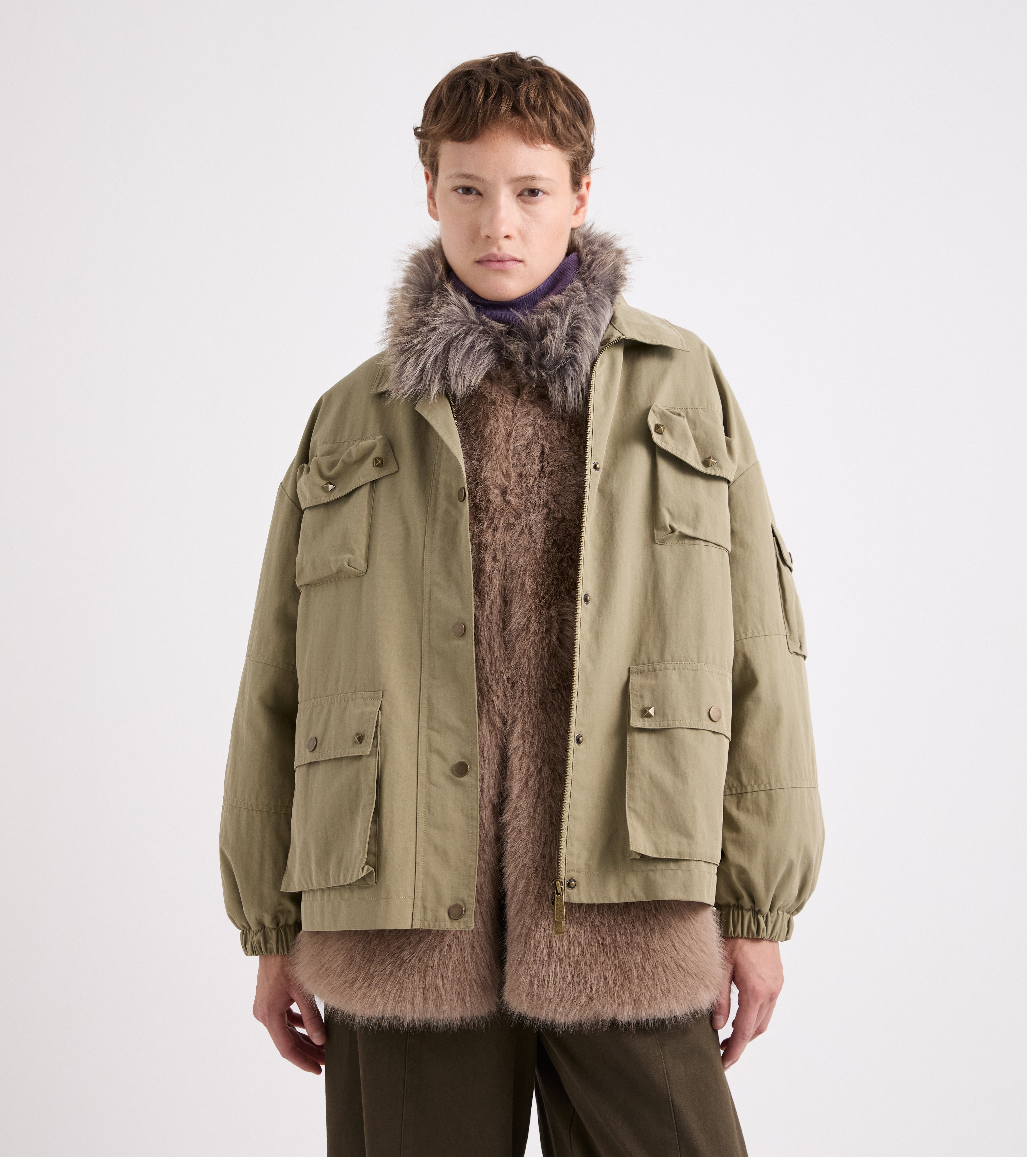 Chaqueta con cuello de camisa y insignias de color caqui