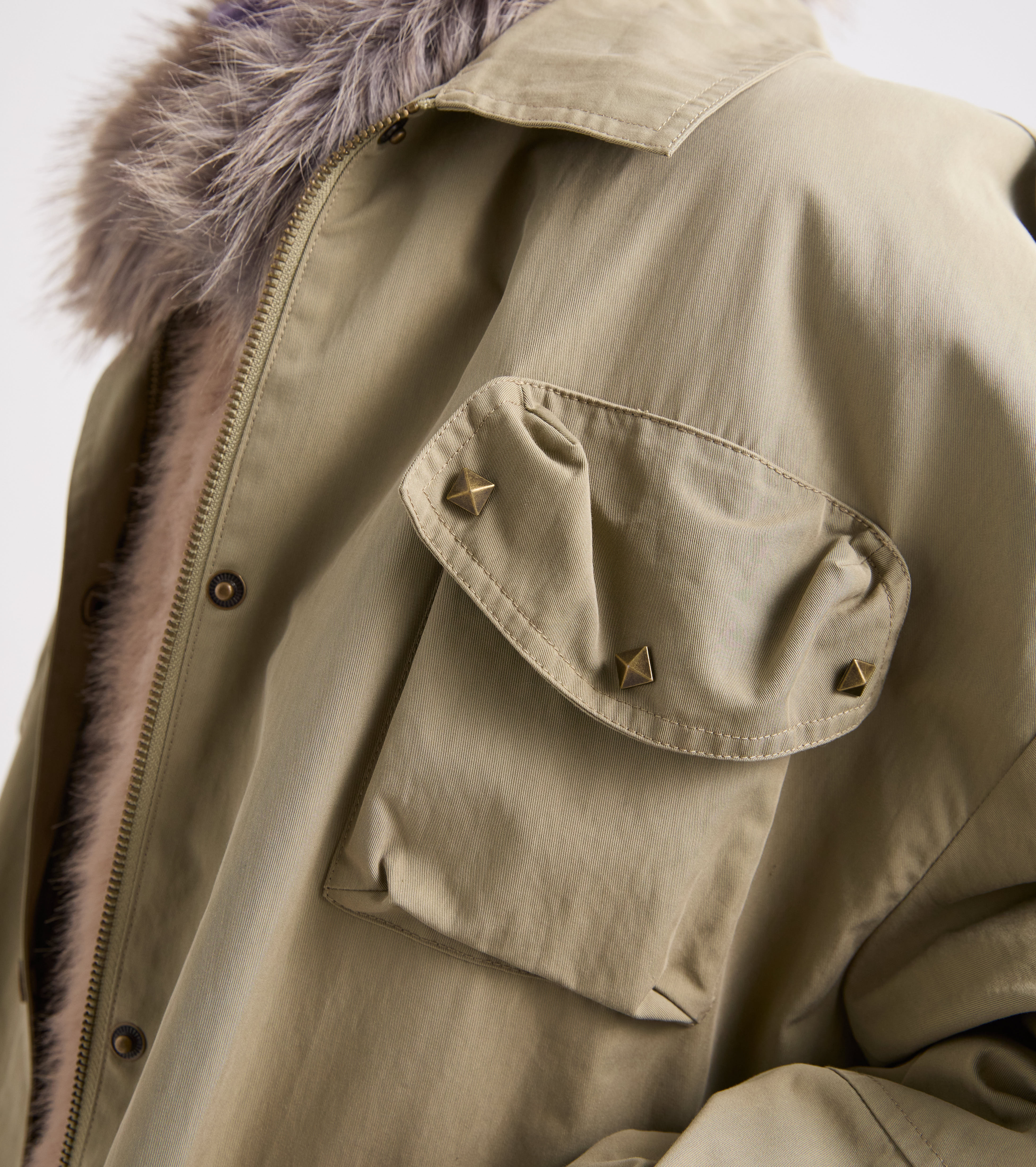 Chaqueta con cuello de camisa y insignias de color caqui