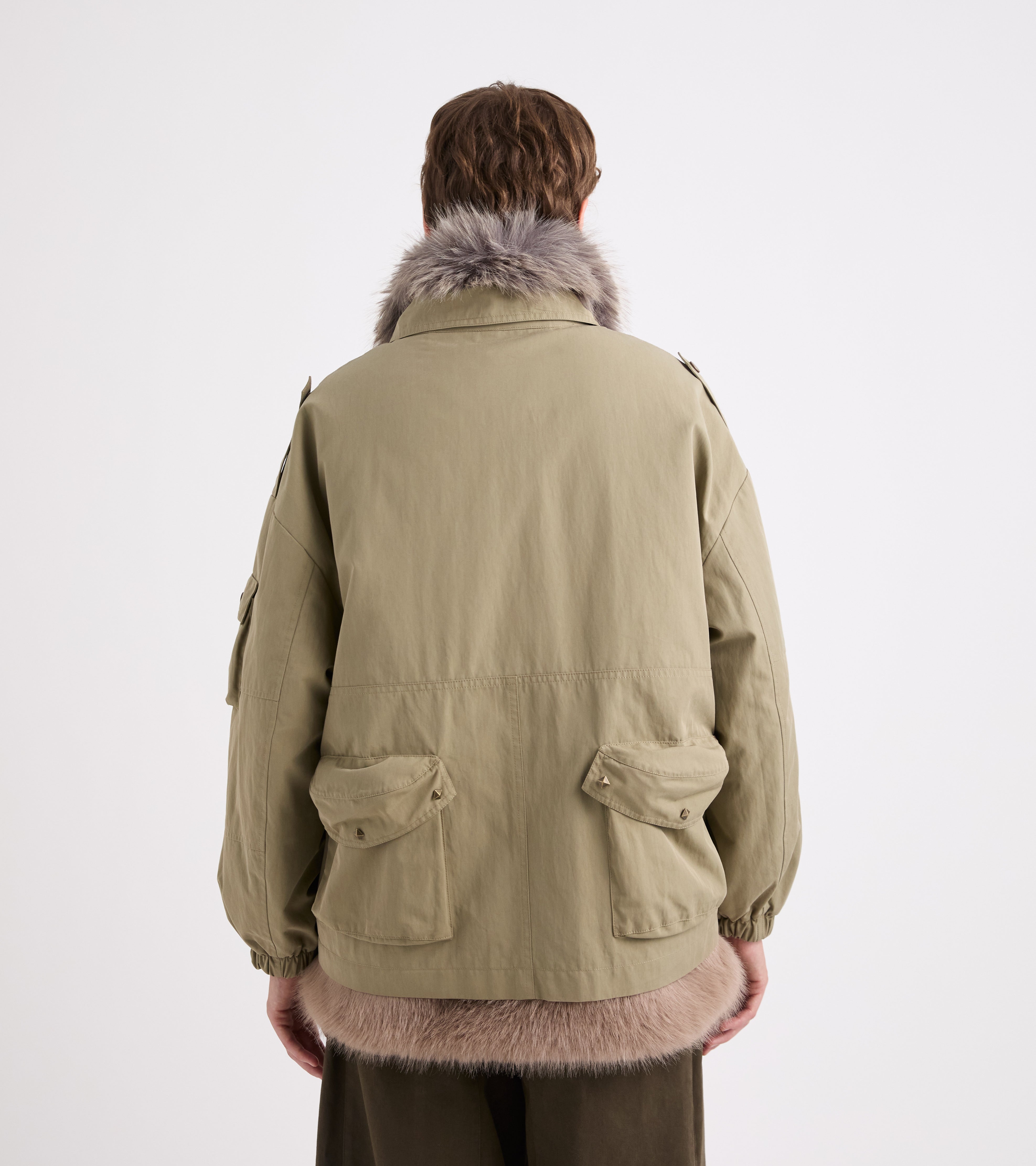 Chaqueta con cuello de camisa y insignias de color caqui