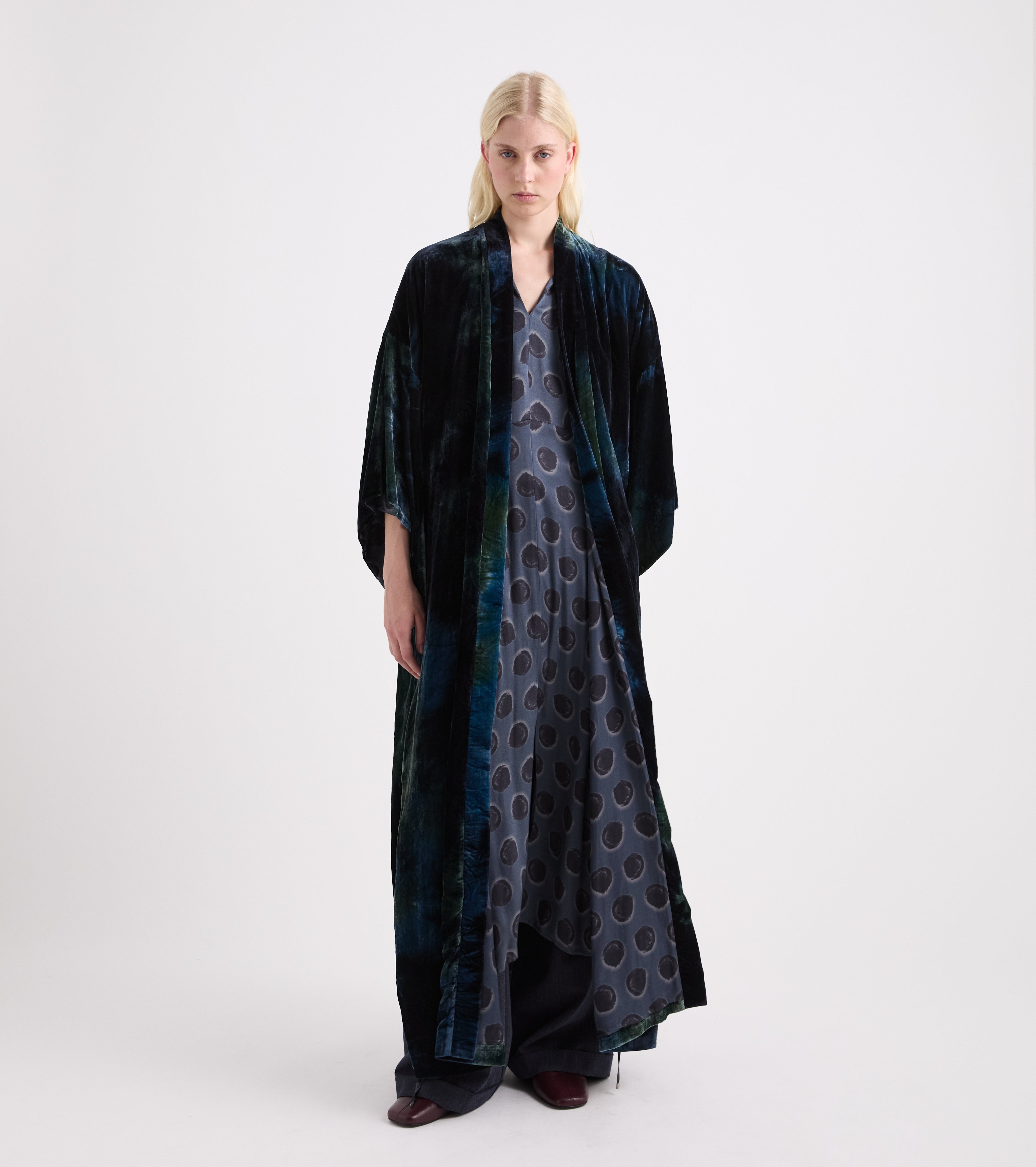 Flerfarvet kimono med flerfarvet V-udskæring