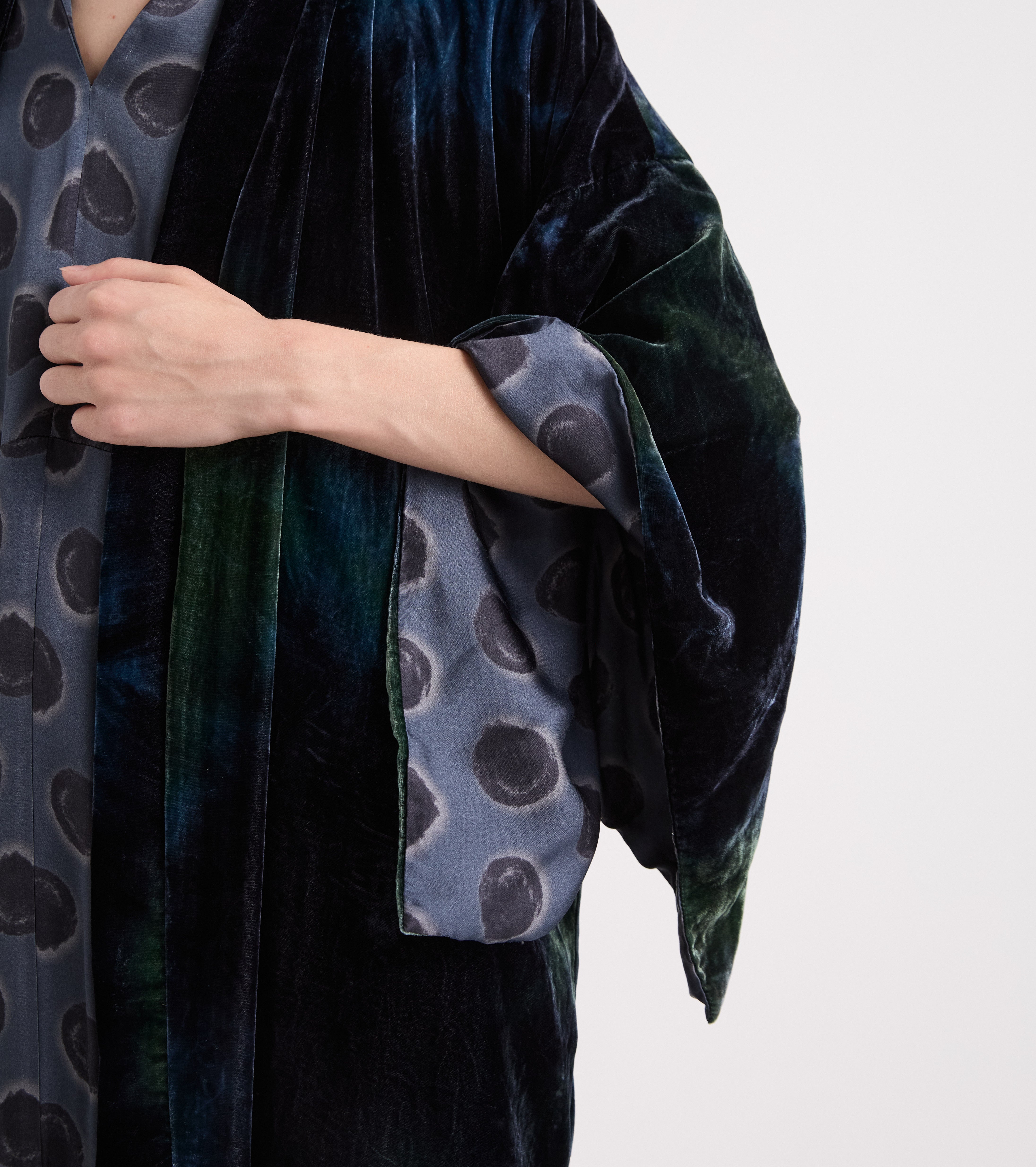 Flerfarvet kimono med flerfarvet V-udskæring