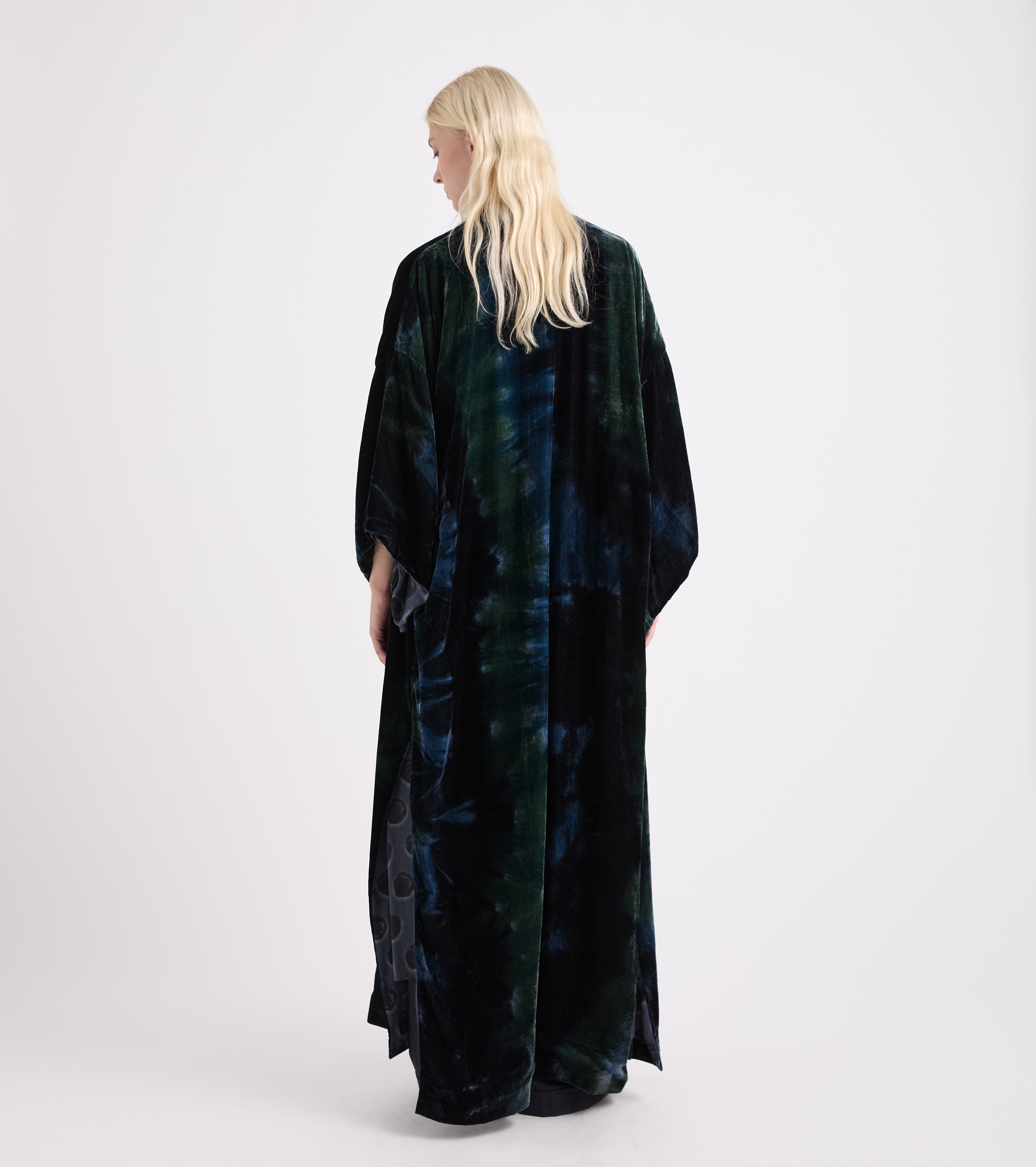 Flerfarvet kimono med flerfarvet V-udskæring
