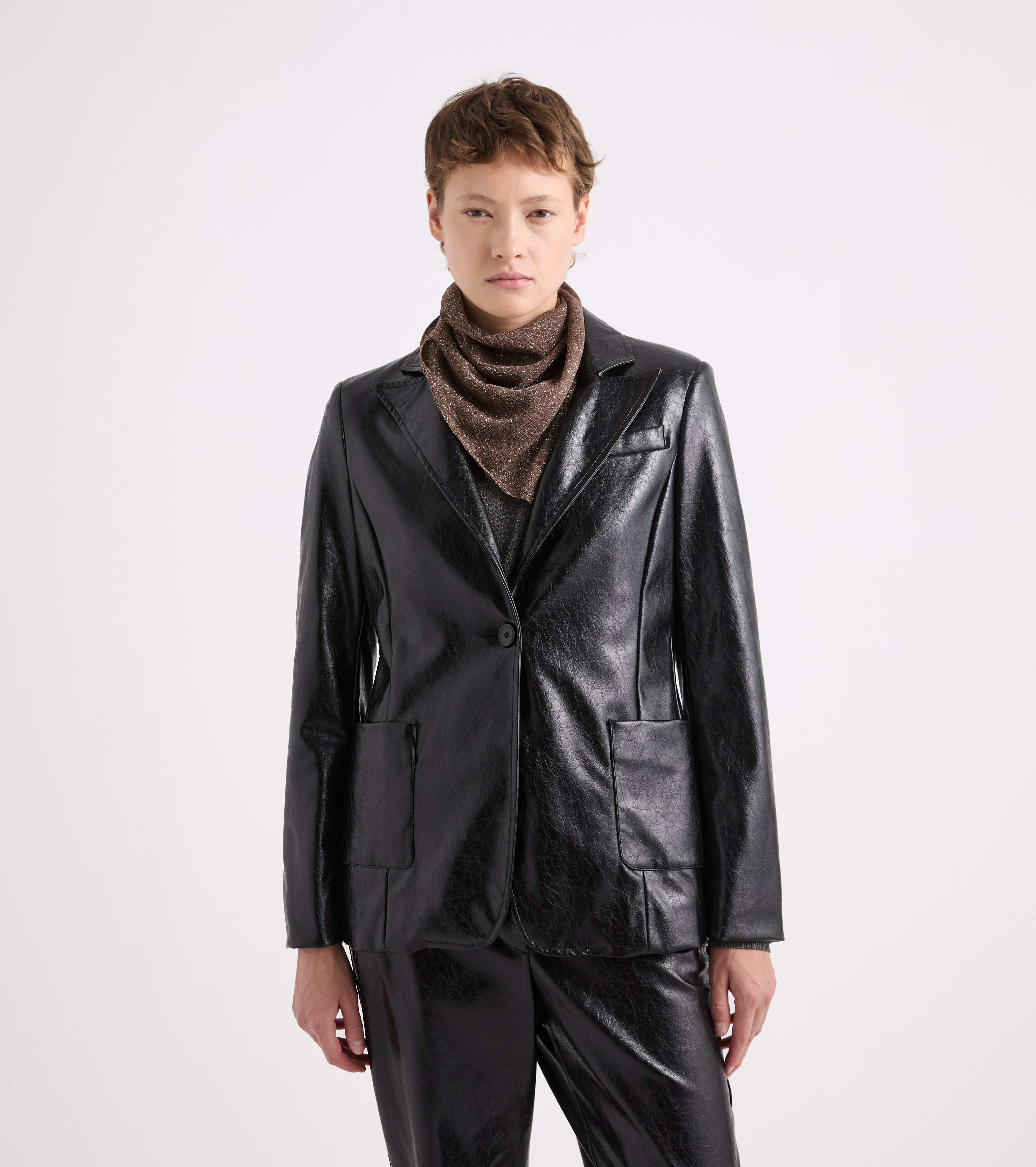 Blazer de imitación de piel con solapas en punta, negro diamante