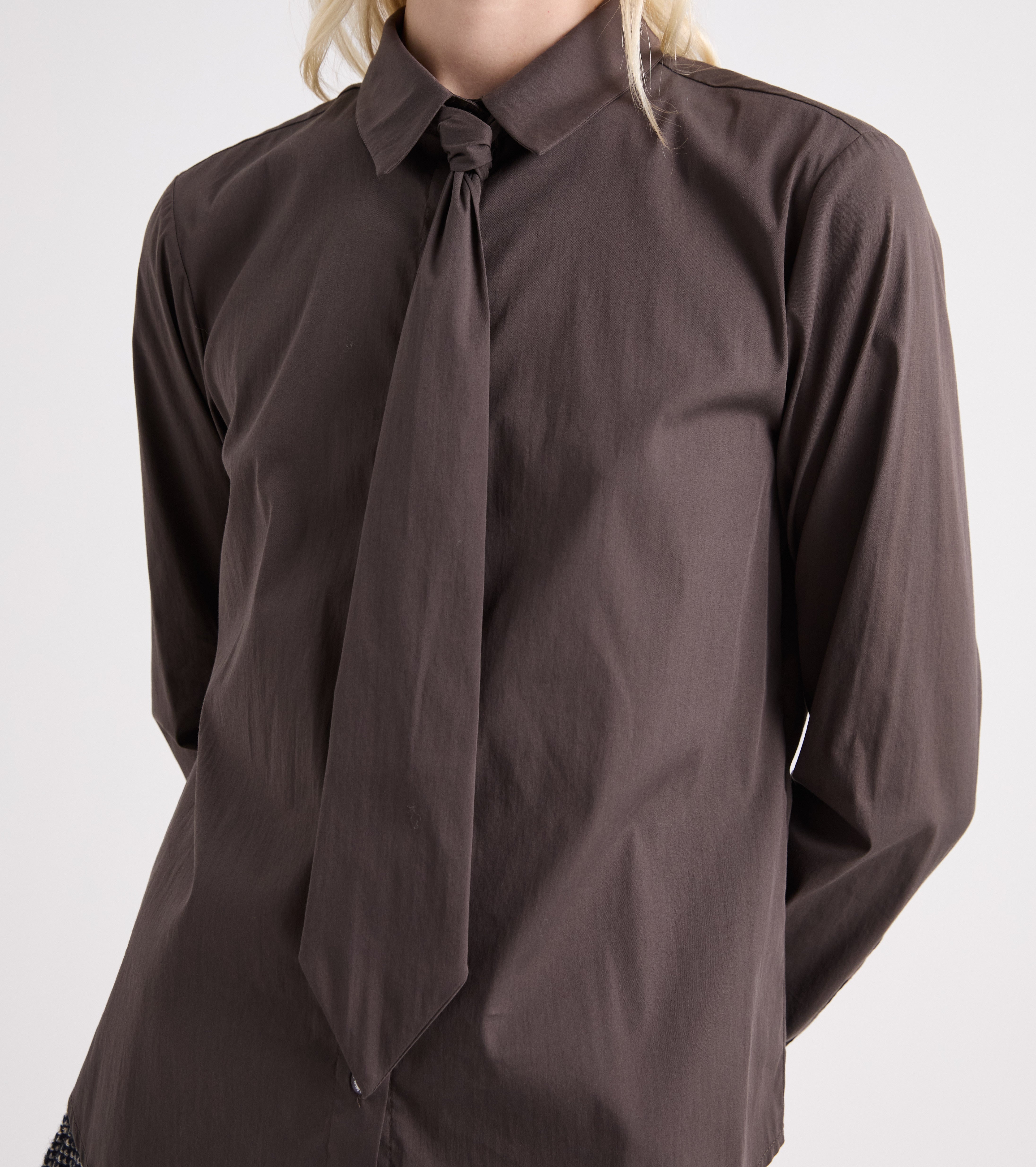 Camicia stretch con cravatta