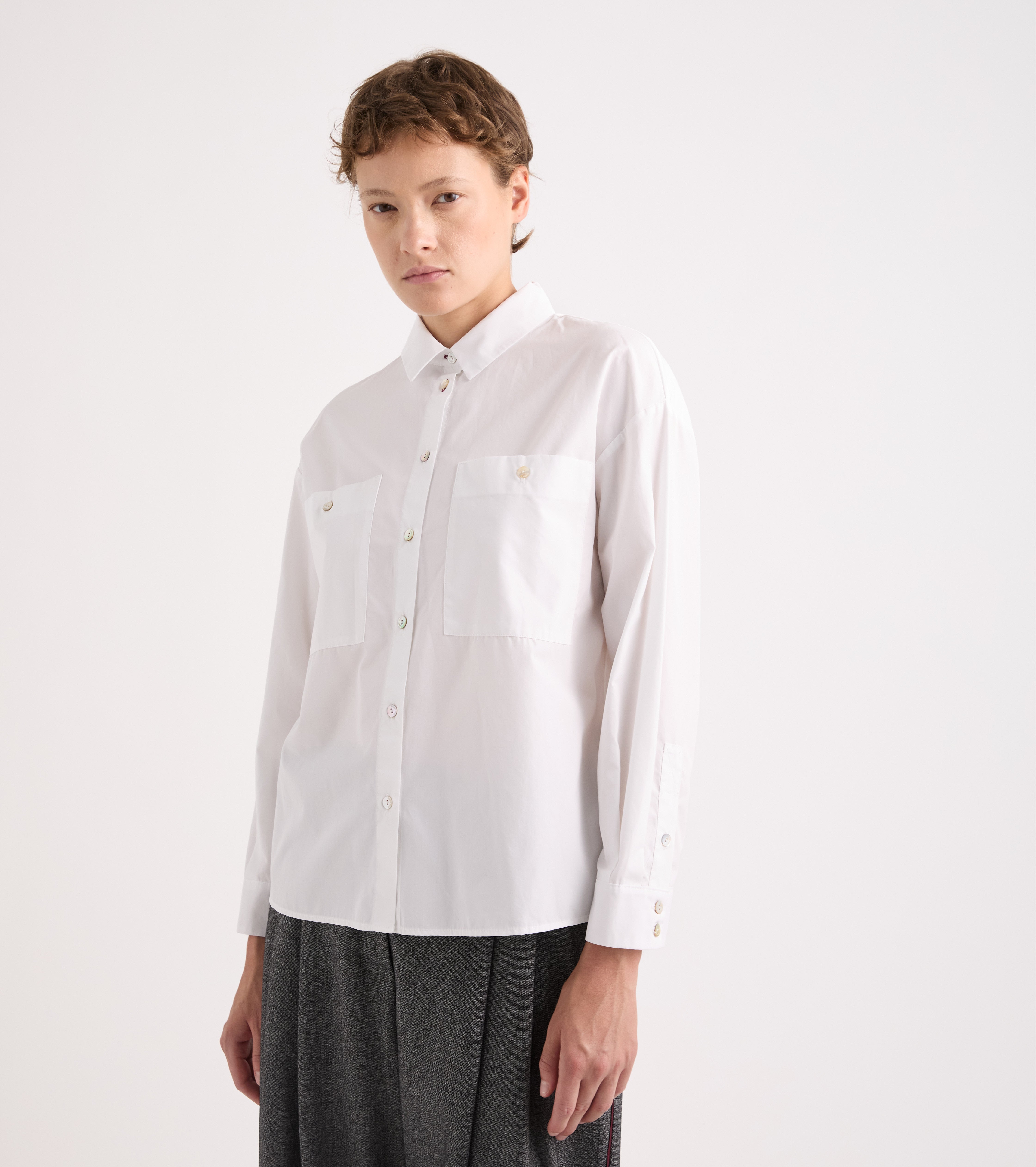 Camisa con bolsillos del color de la nieve