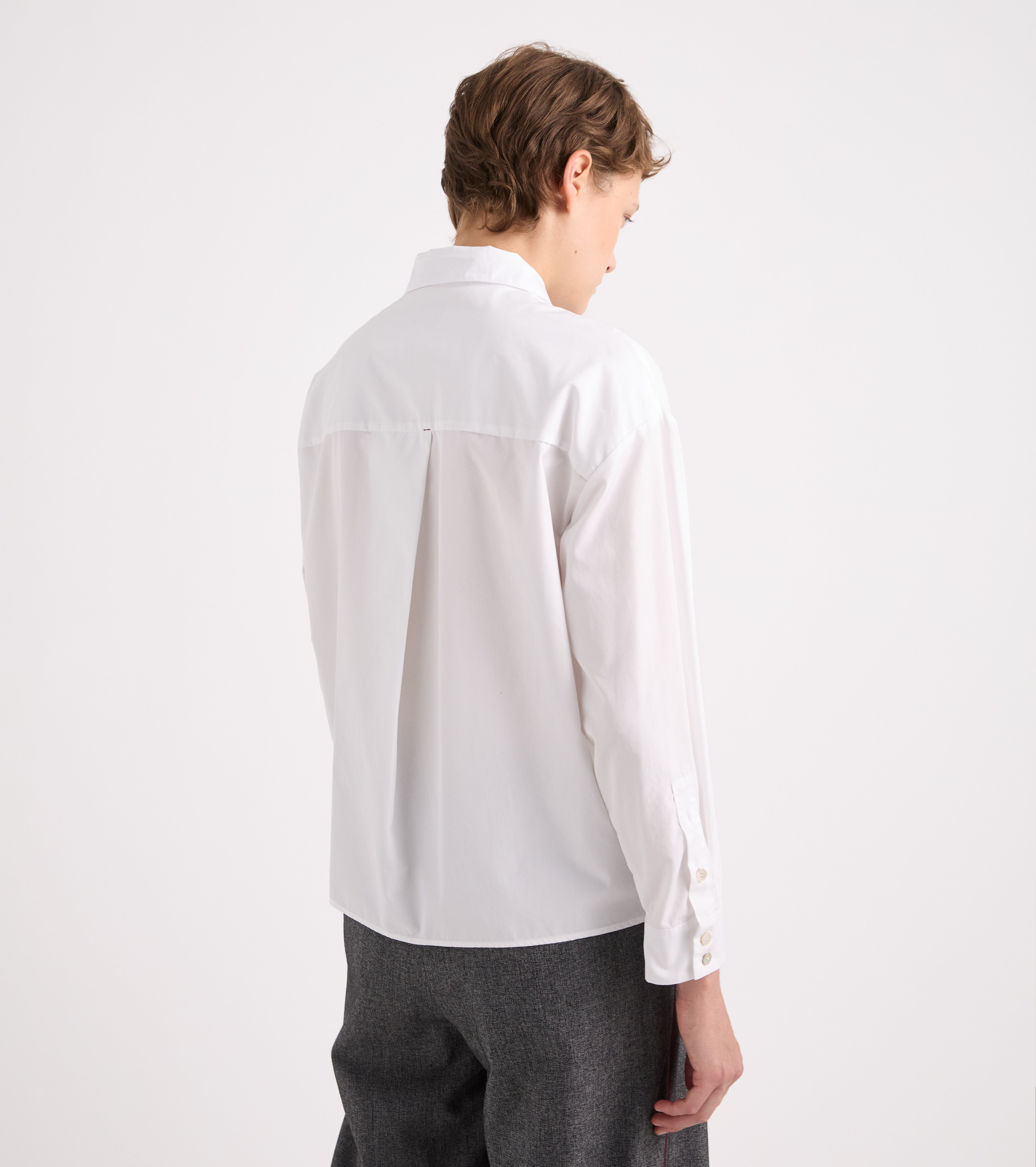 Camisa con bolsillos del color de la nieve