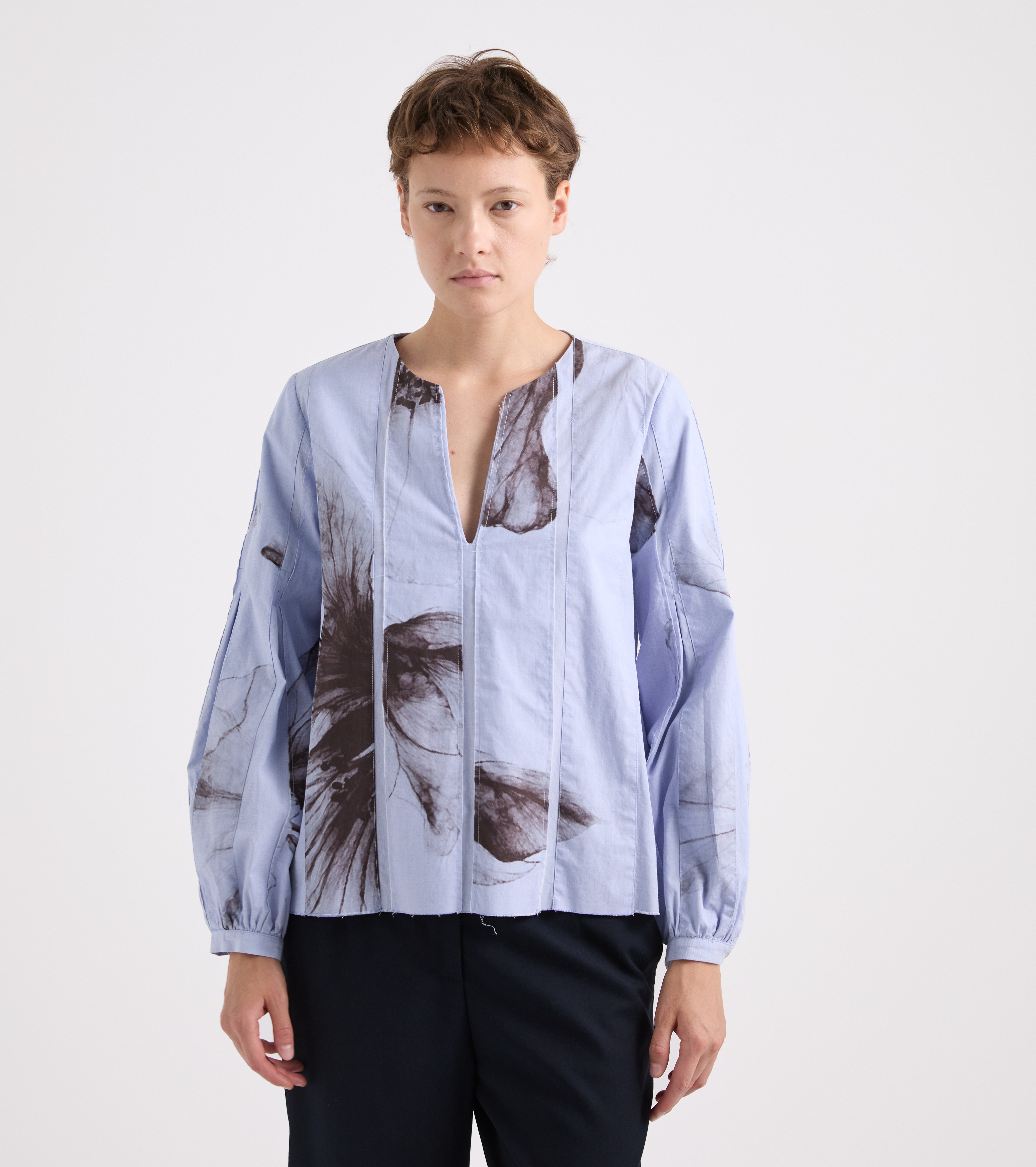 Blusa floreale con maniche lunghe