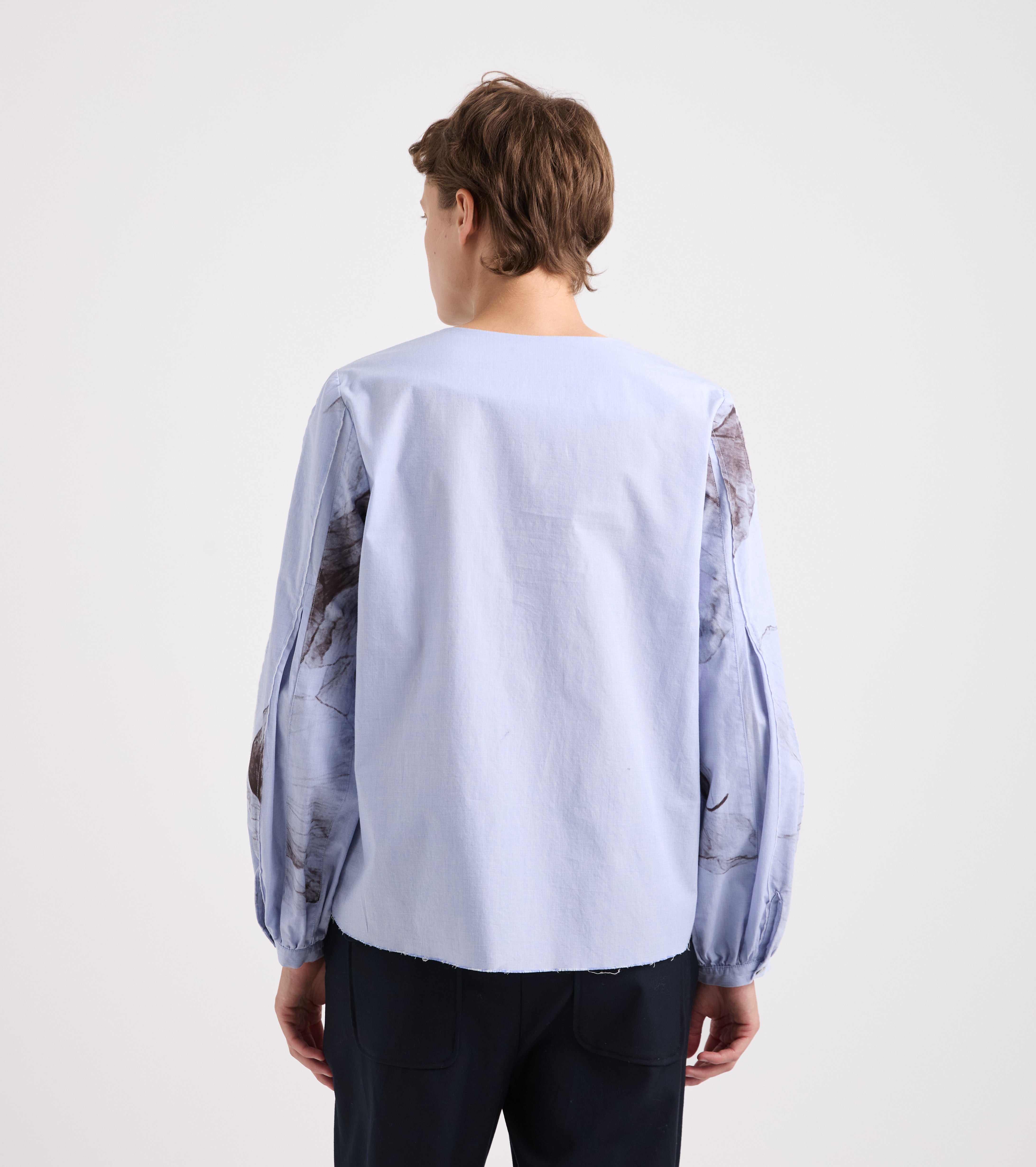 Blusa floreale con maniche lunghe