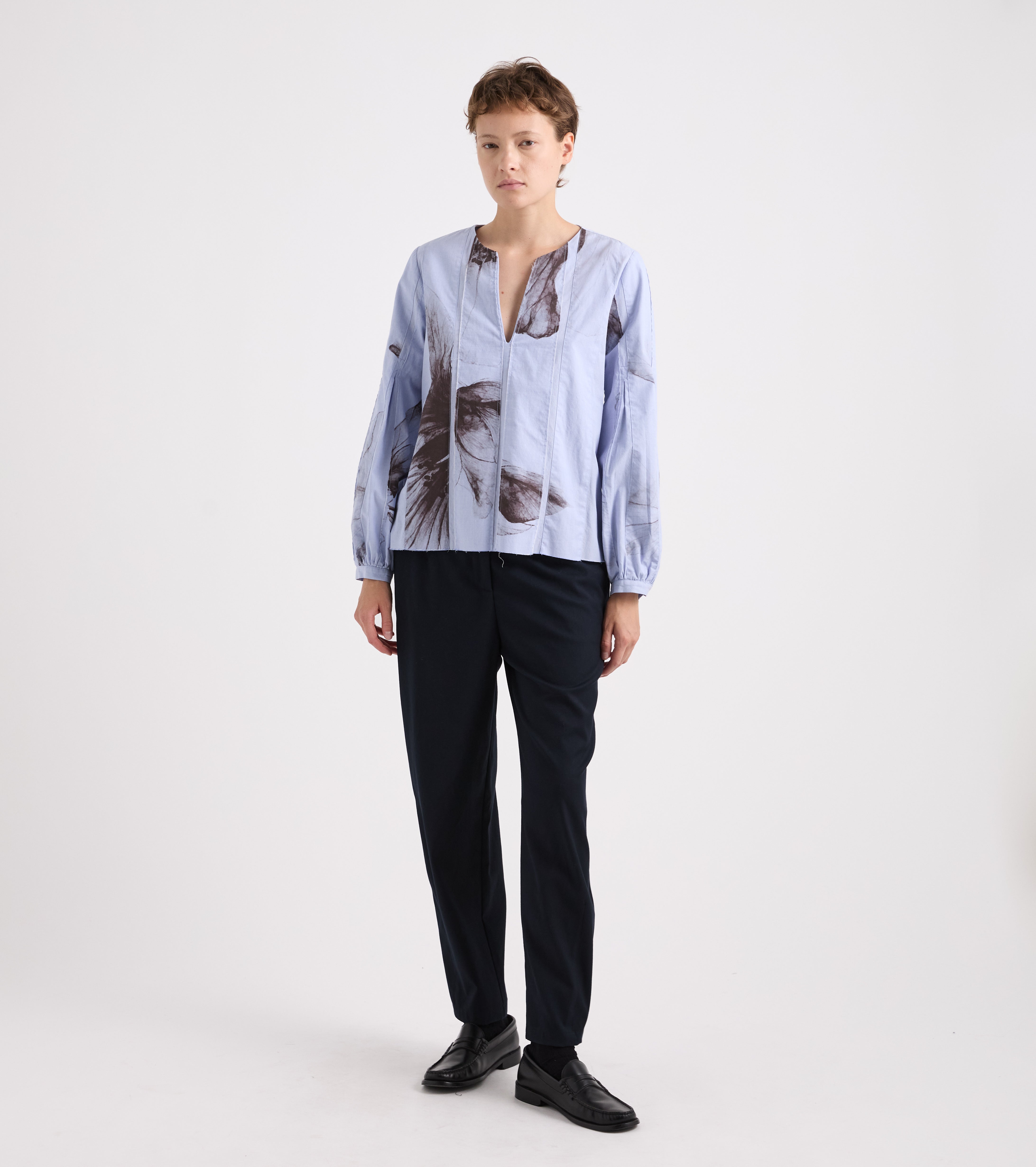 Blusa floreale con maniche lunghe