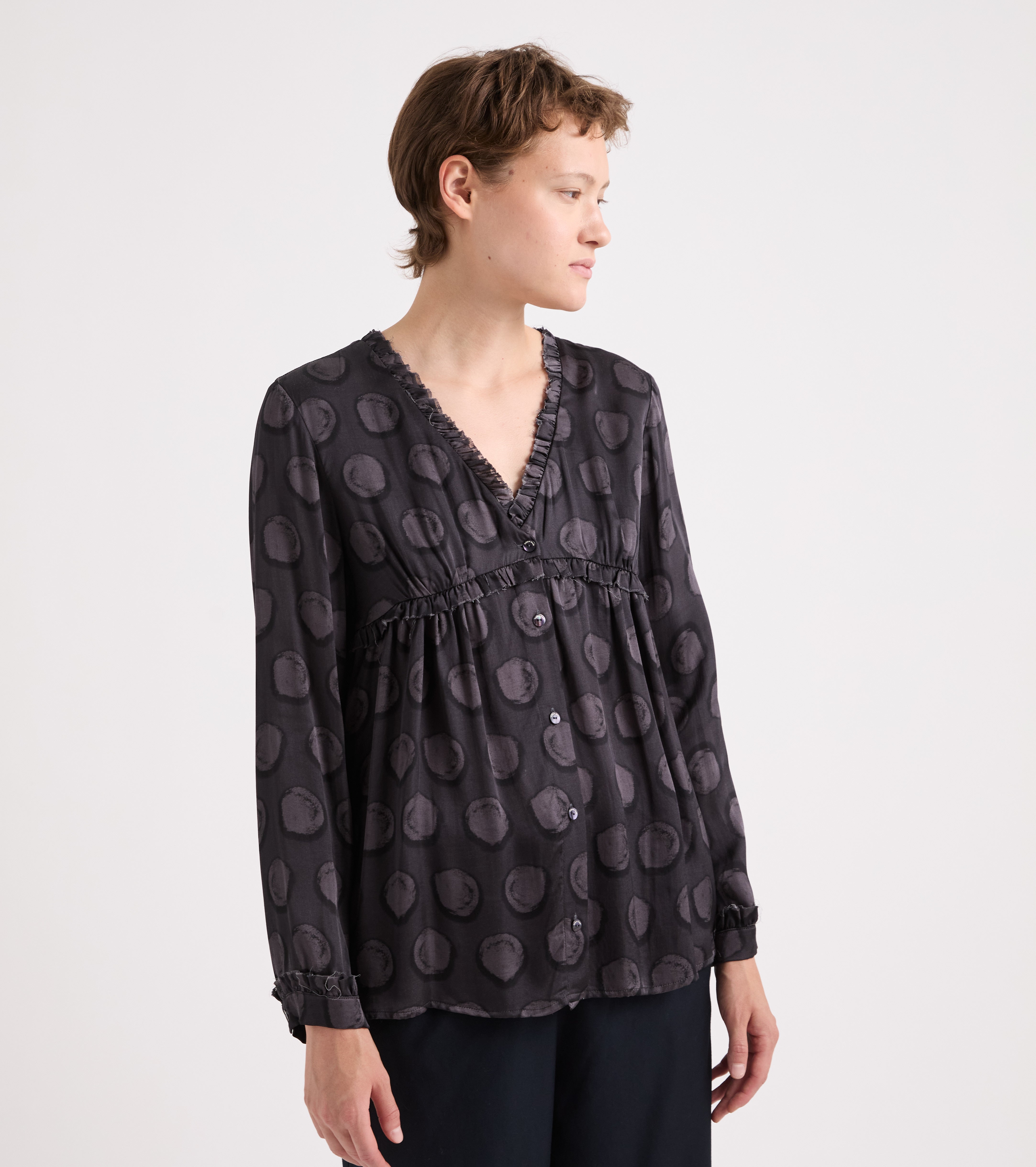 Camisa de viscosa con estampado de lunares en tono pizarra
