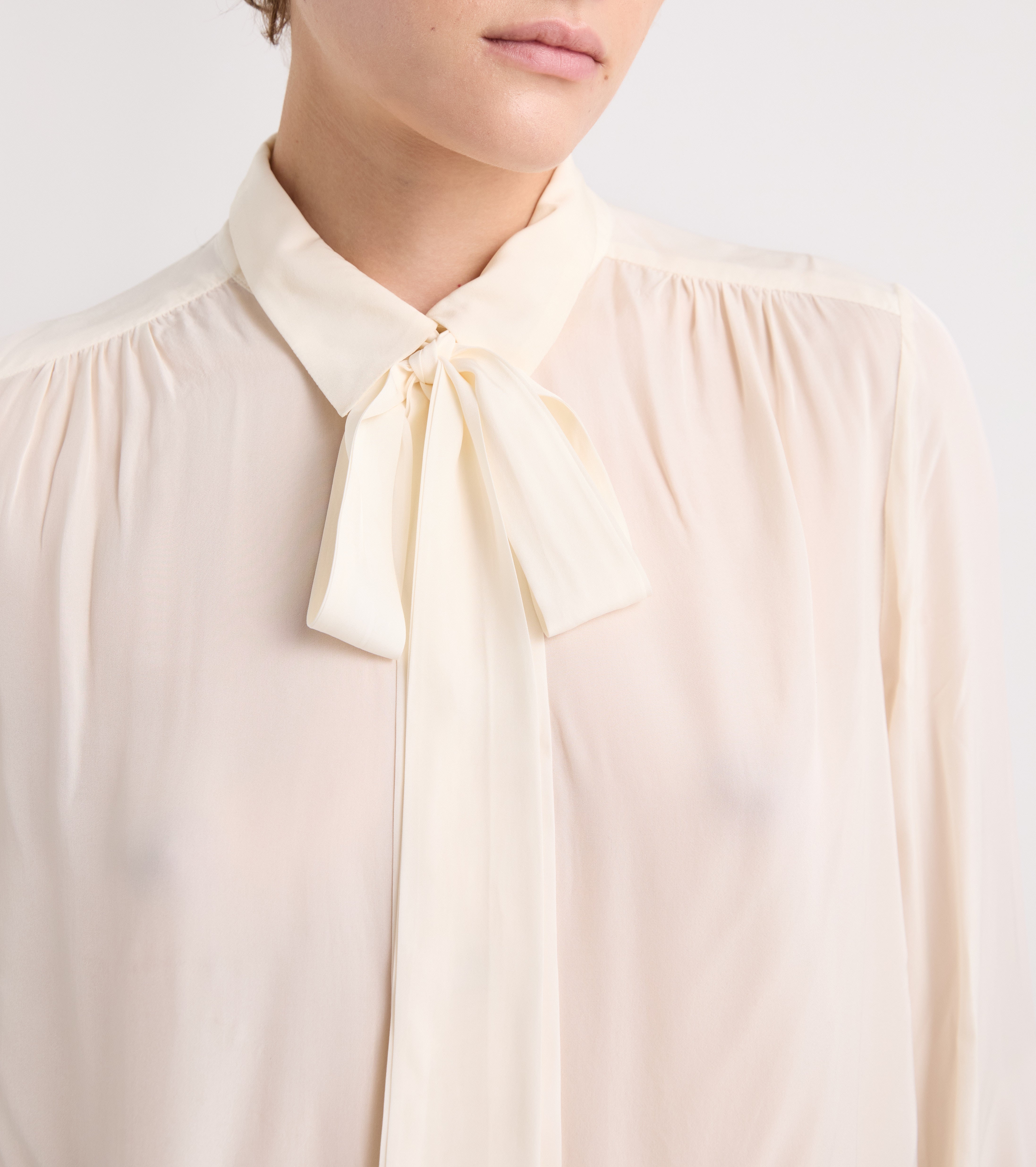 Camisa de viscosa con mangas largas color papiro