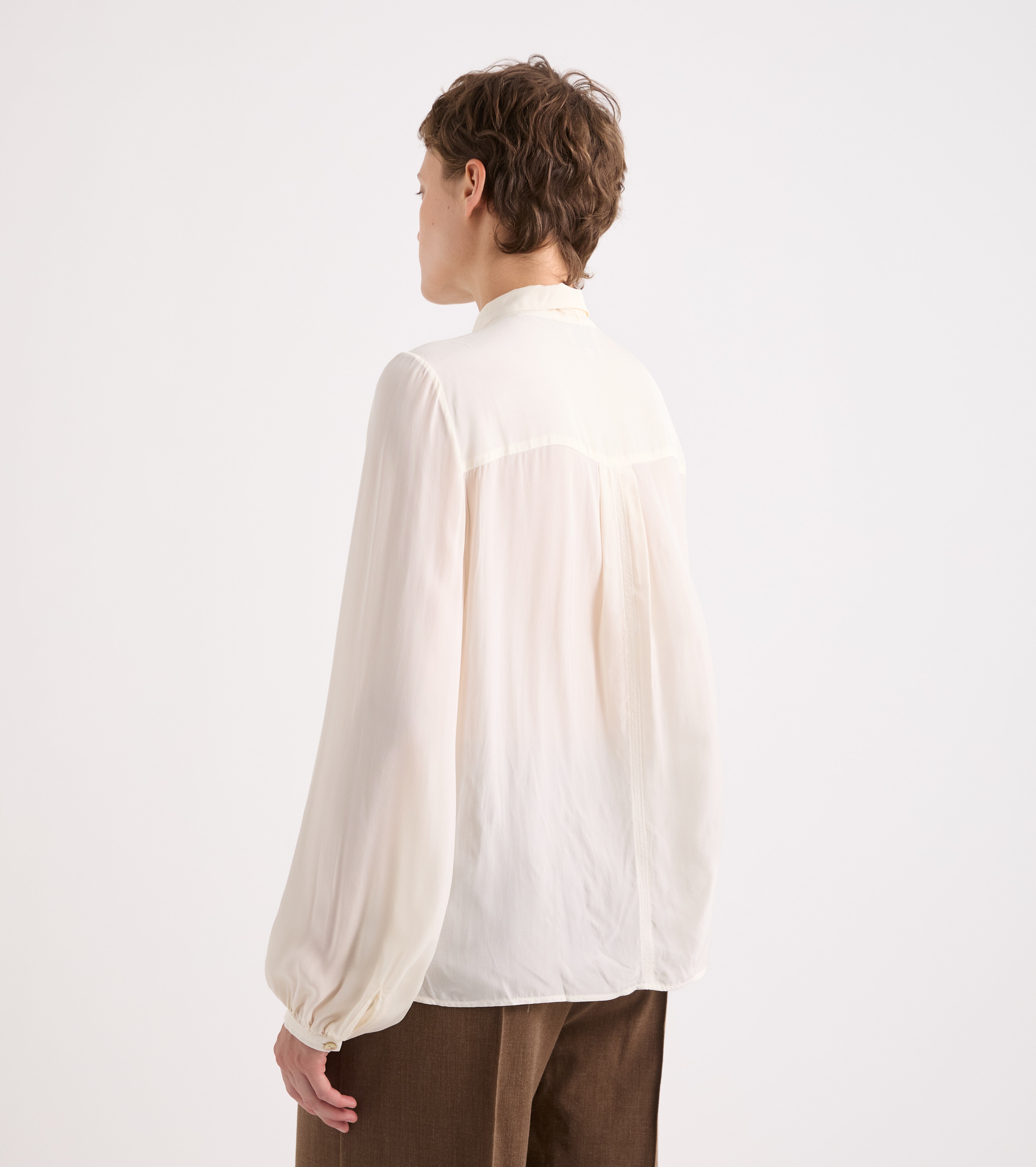 Camisa de viscosa con mangas largas color papiro