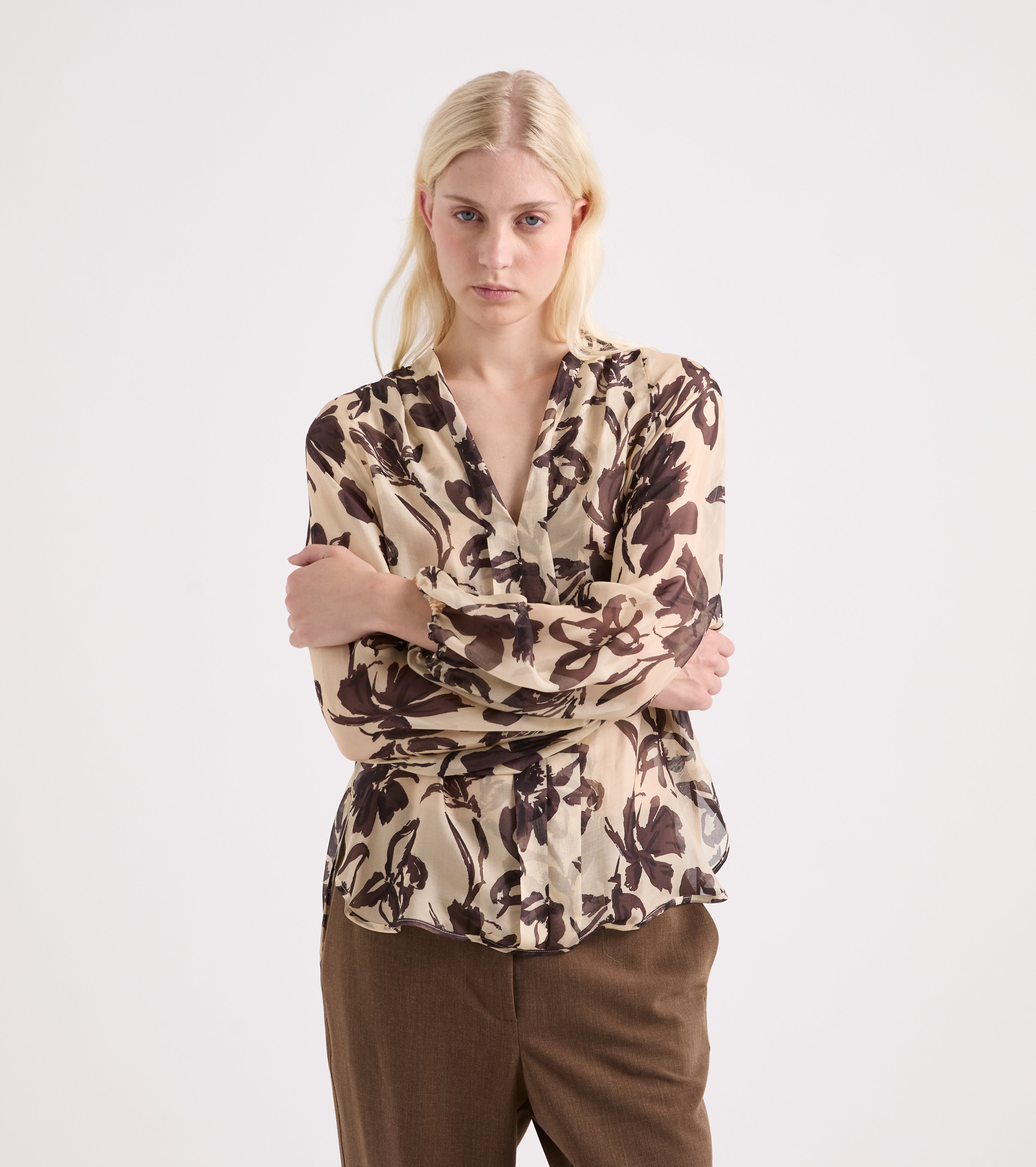 Blusa de seda estampada con escote en V, color papiro y ébano