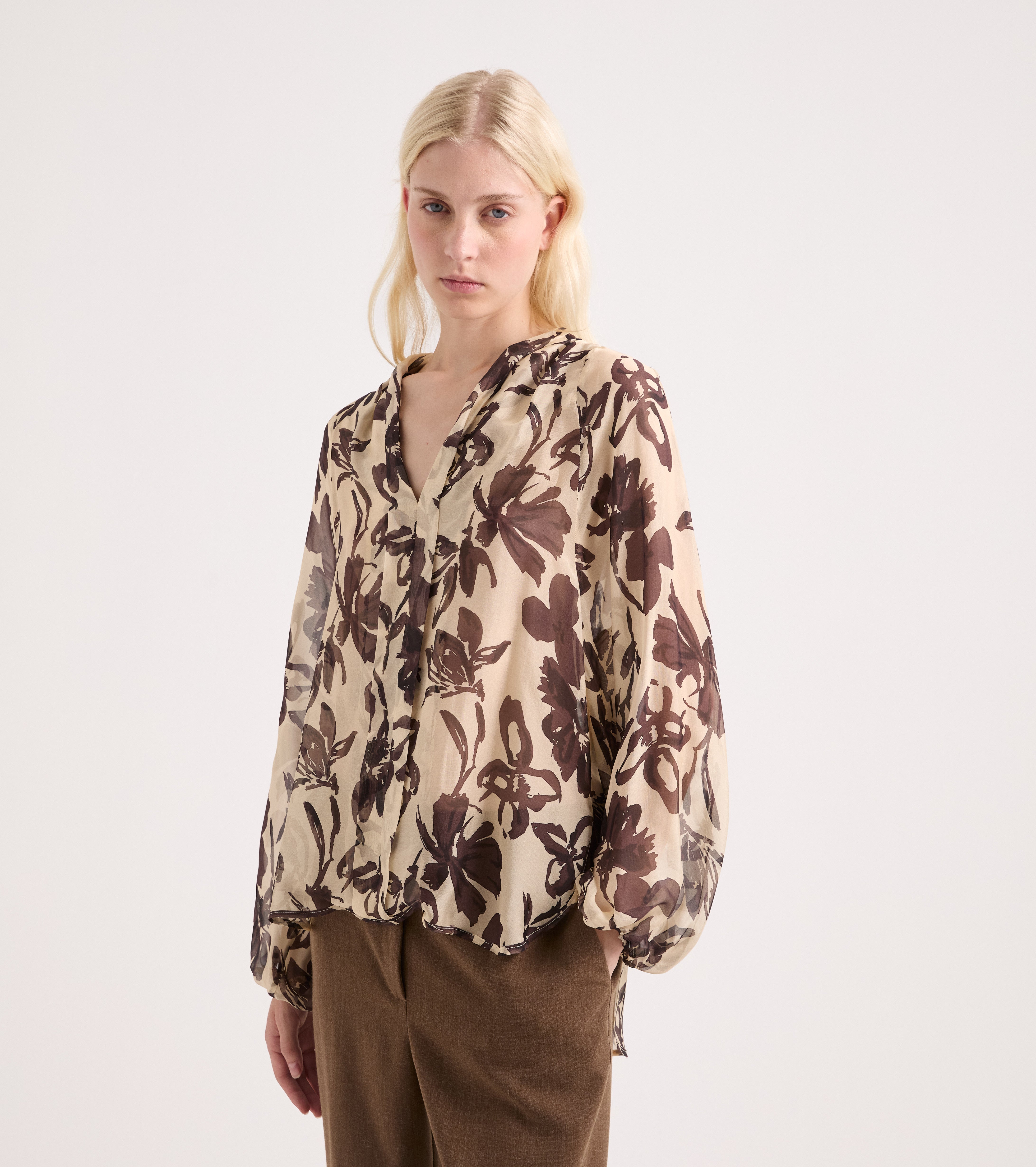 Blusa de seda estampada con escote en V, color papiro y ébano