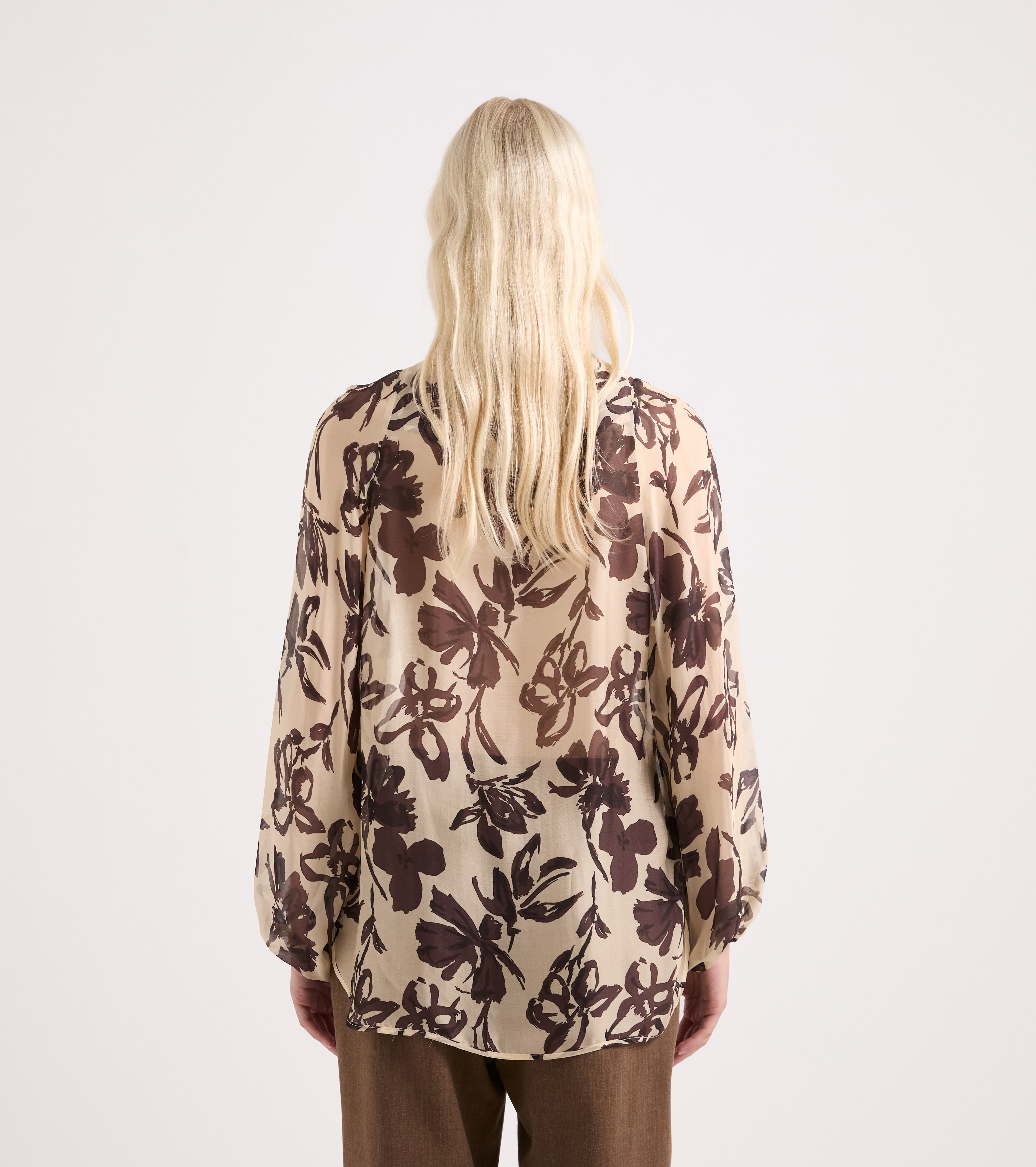 Blusa de seda estampada con escote en V, color papiro y ébano