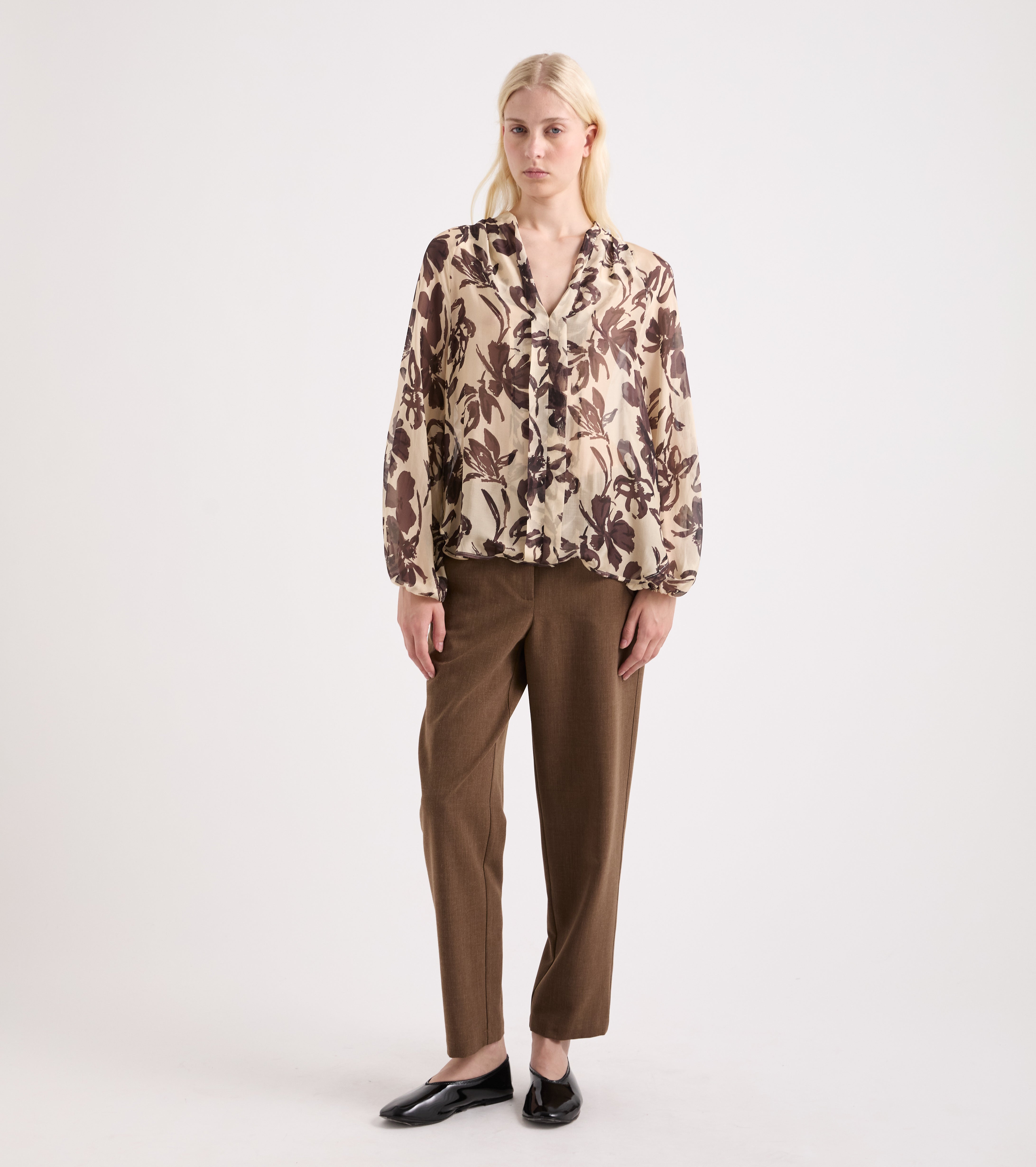 Blusa de seda estampada con escote en V, color papiro y ébano