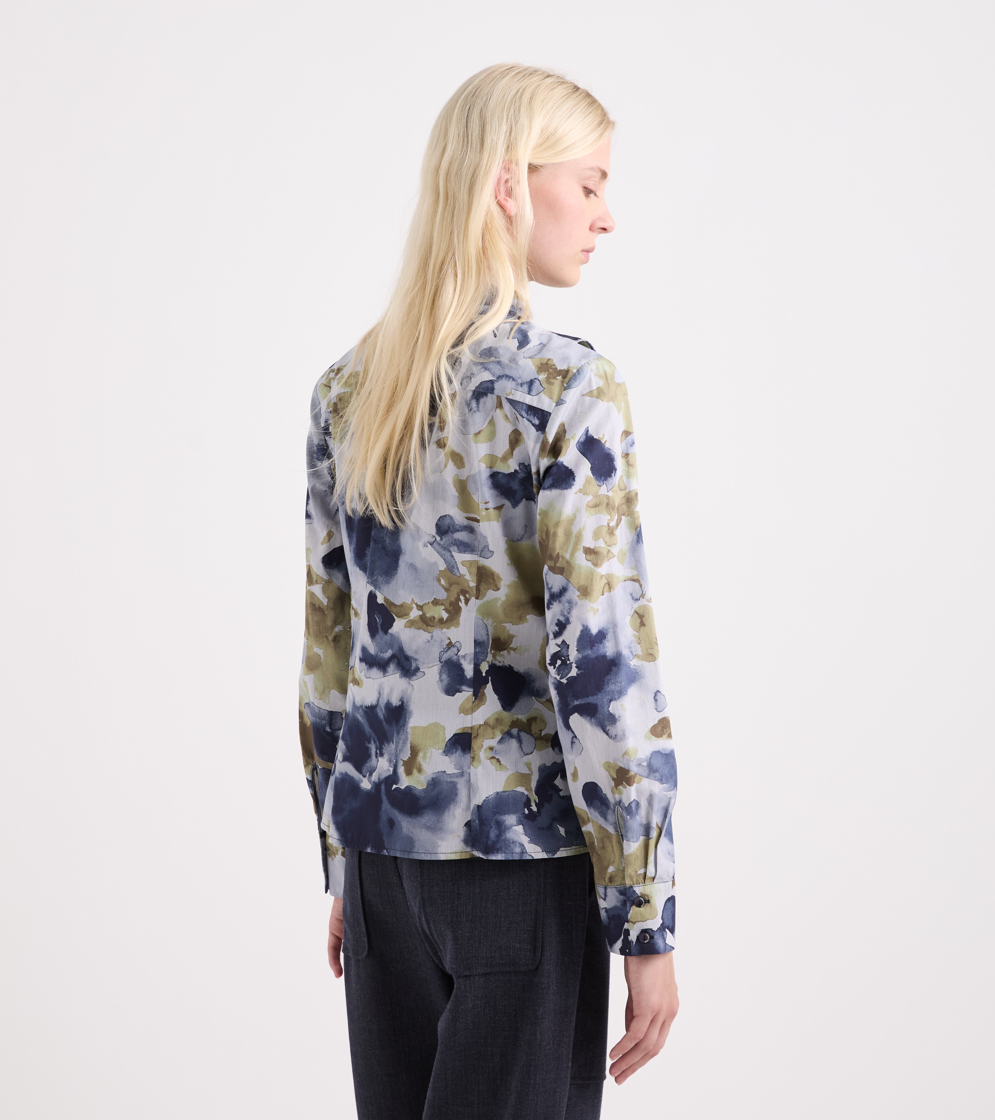 Camisa estampada con cuello coreano y flores azules