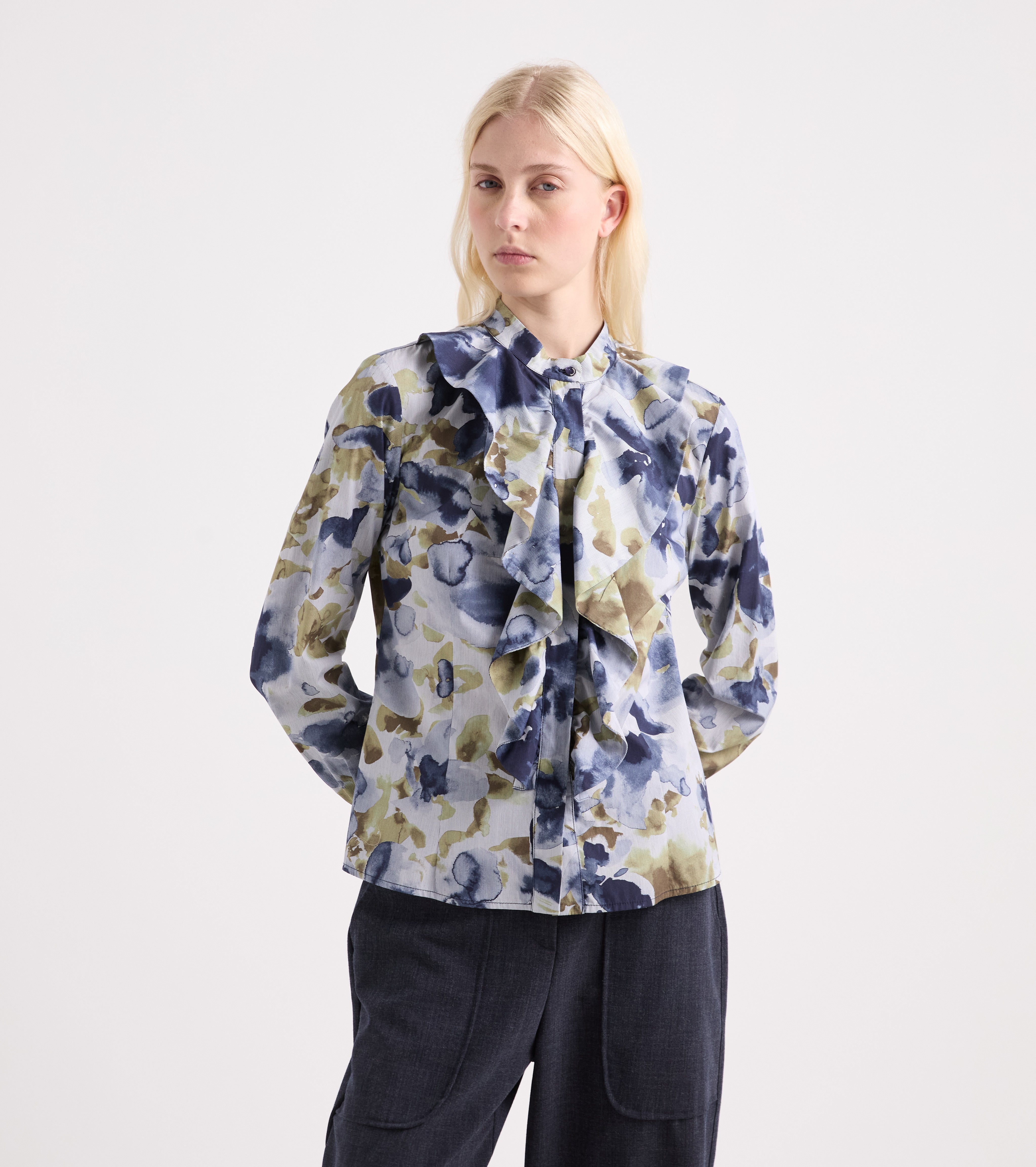 Camisa estampada con cuello coreano y flores azules