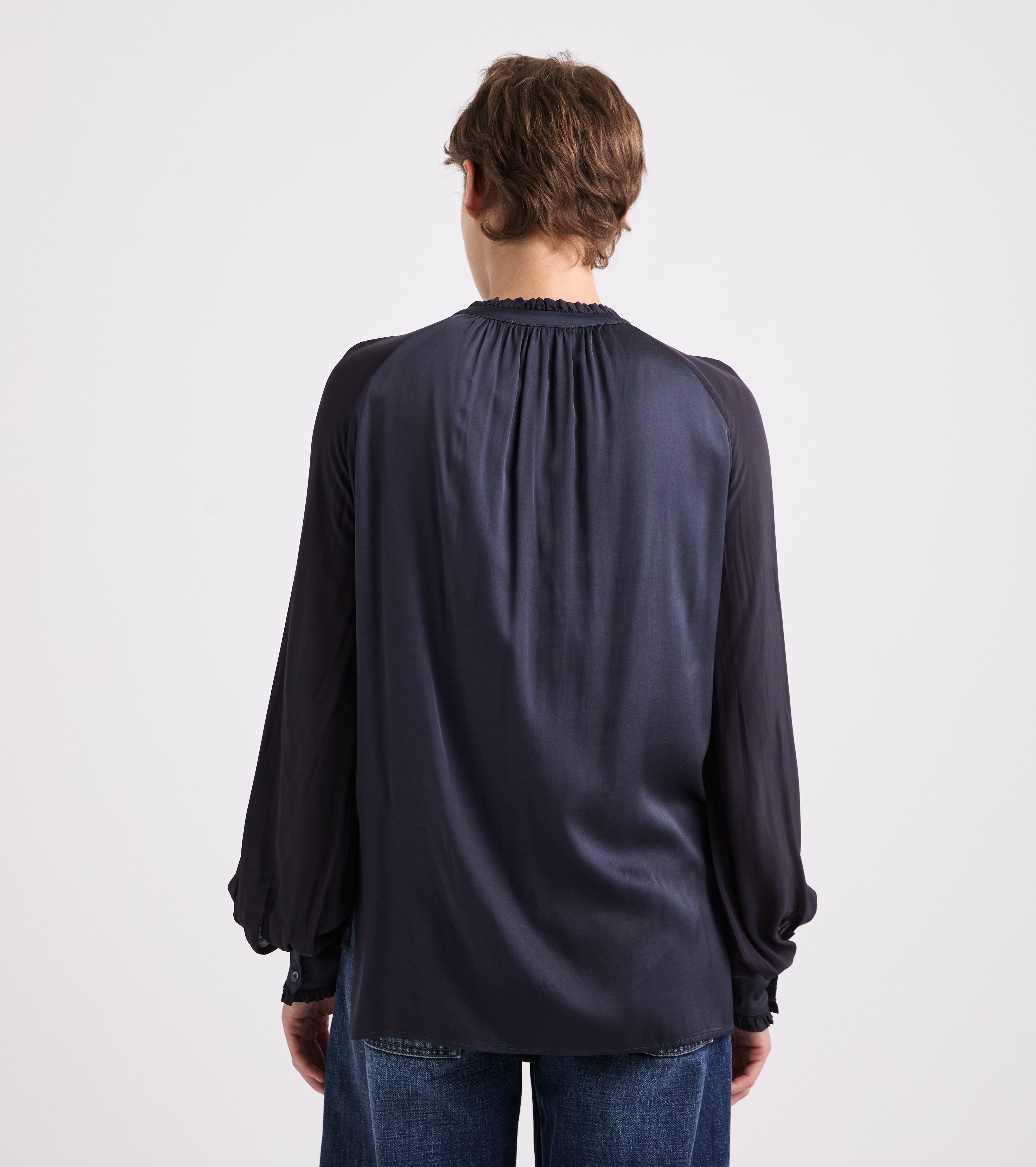Viskosebluse med blå fløjlsbånd