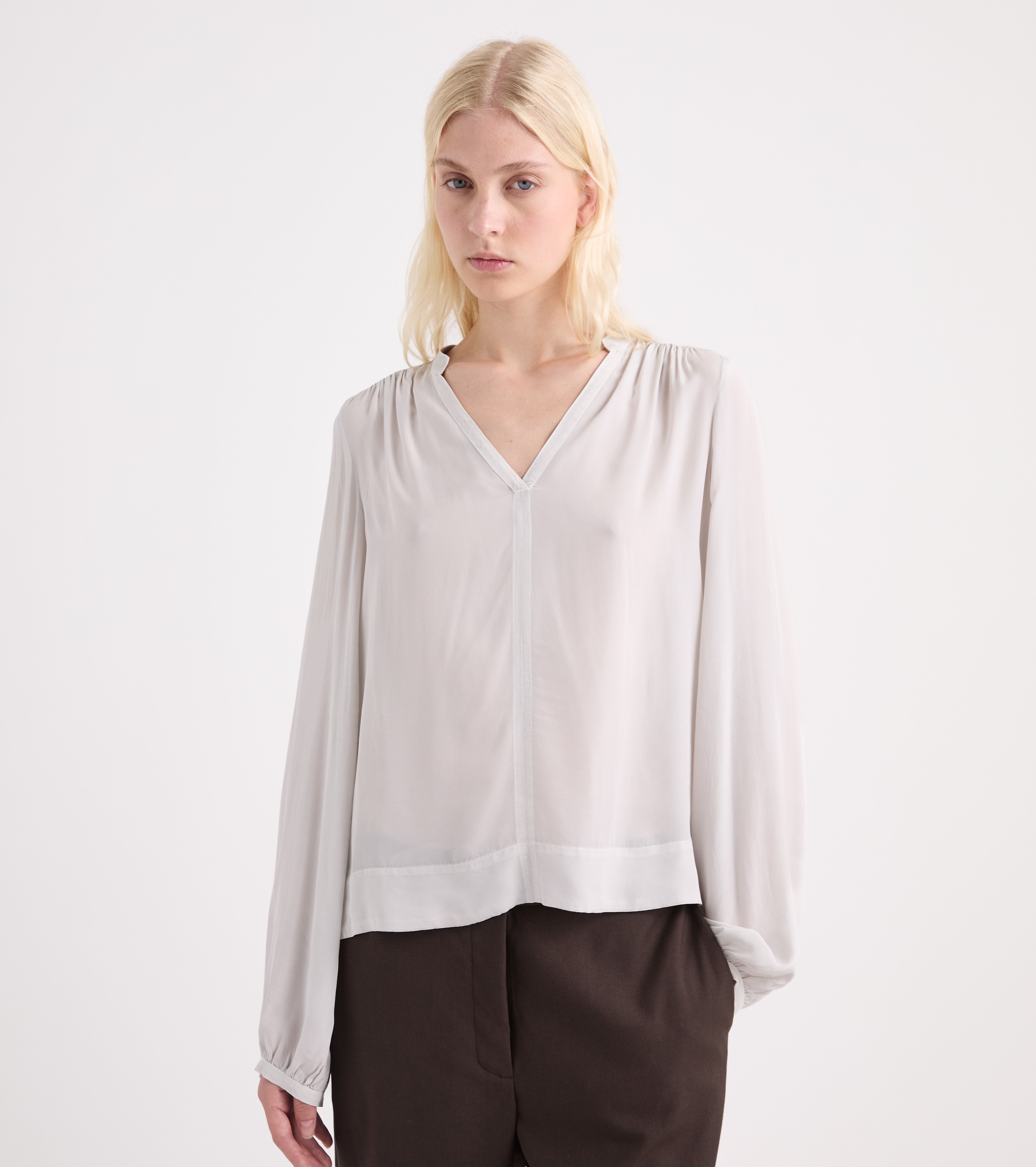 Blusa de viscosa con cuello en V con estampado de mármol
