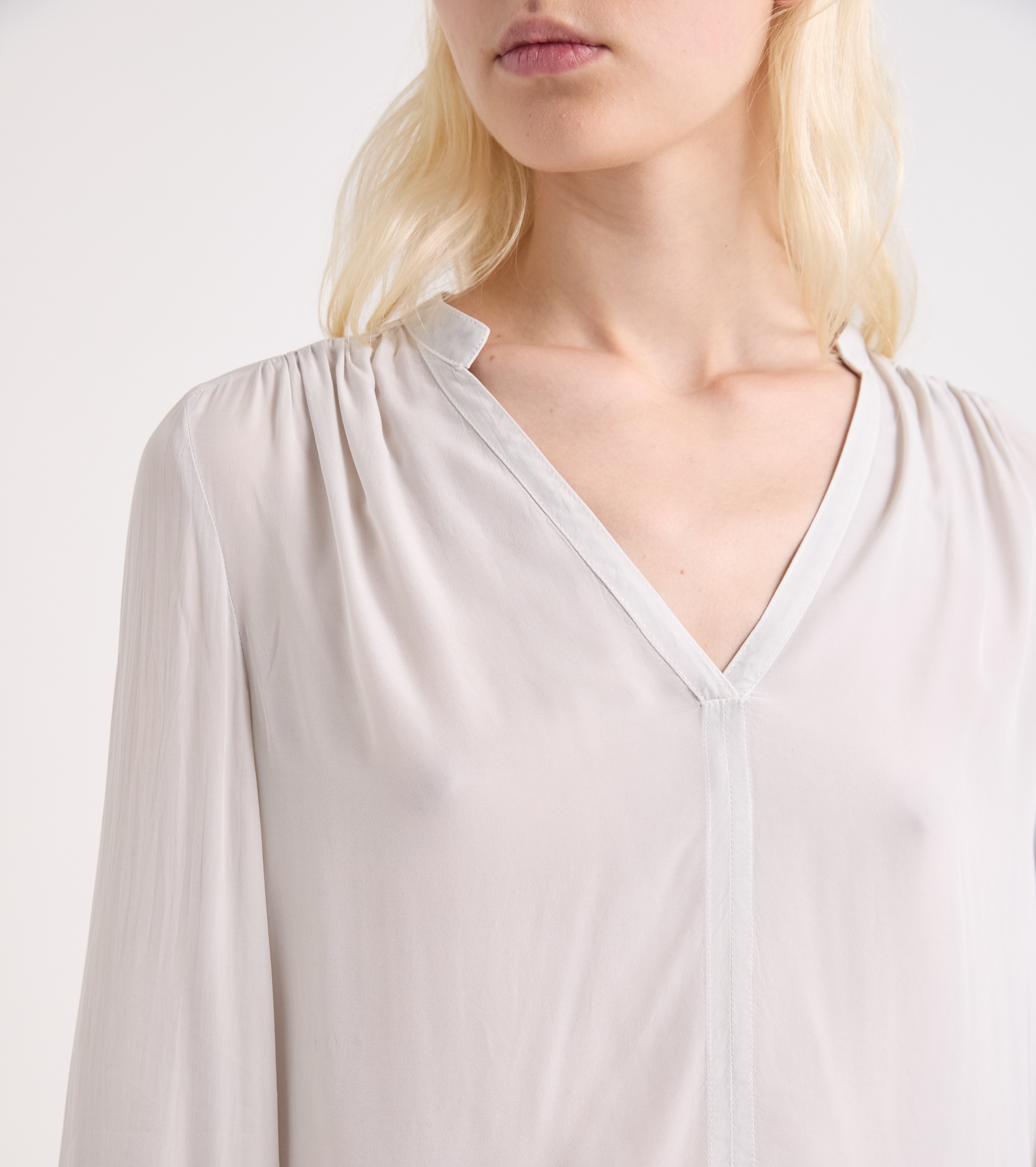 Blusa de viscosa con cuello en V con estampado de mármol